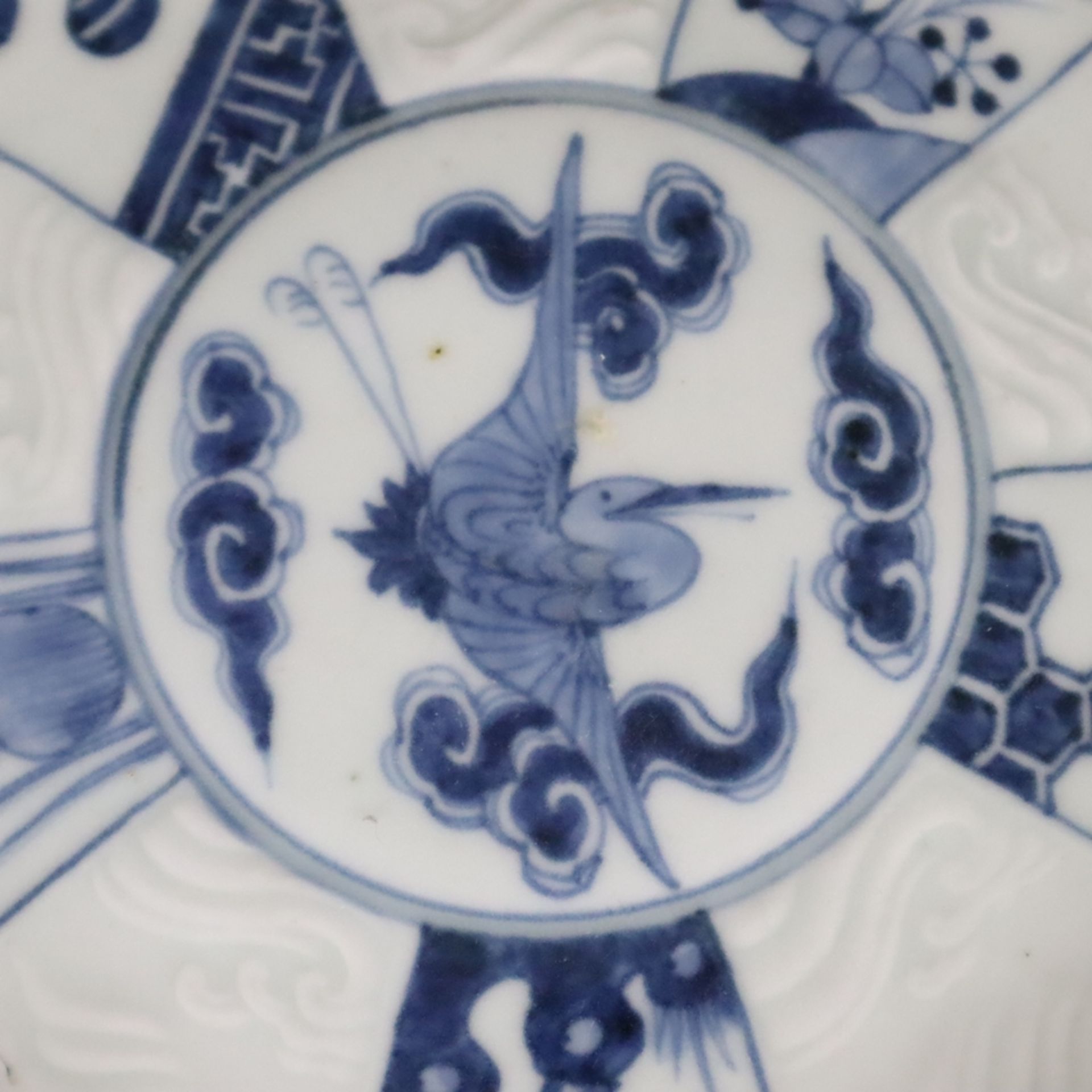 Porzellanteller - Japan, dekagonal gekantete Form, braungerandet, reliefiert sowie in Unterglasurbl - Image 2 of 10