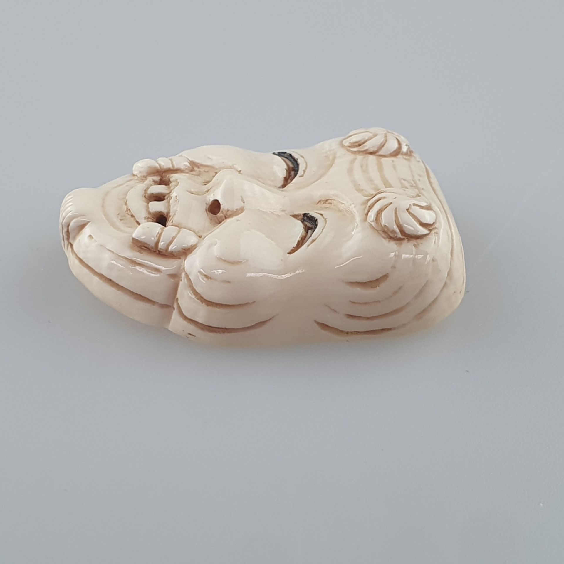 Kleine Nō-Maske / Okimono- Elfenbein fein geschnitzt und graviert, Nō-Maske vom Typ Okina (Darstell - Image 5 of 6