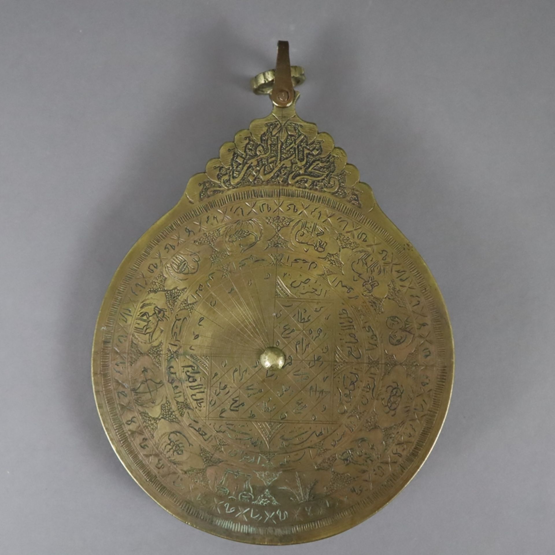 Astrolabium - wohl Persien 19./20.Jh., Messing, graviert, kreisförmige Mater mit erhöhtem Limbus, v - Bild 8 aus 11