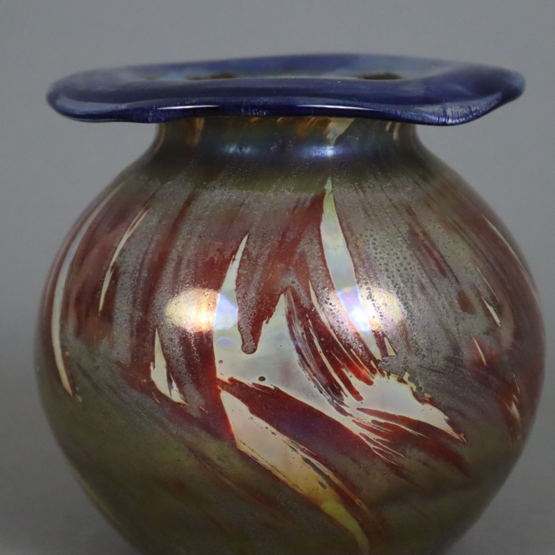 Kleine Jugendstil-Vase - irisierendes Glas, teils geätzte Oberfläche, kugelförmiger Korpus mit ausg - Image 3 of 6