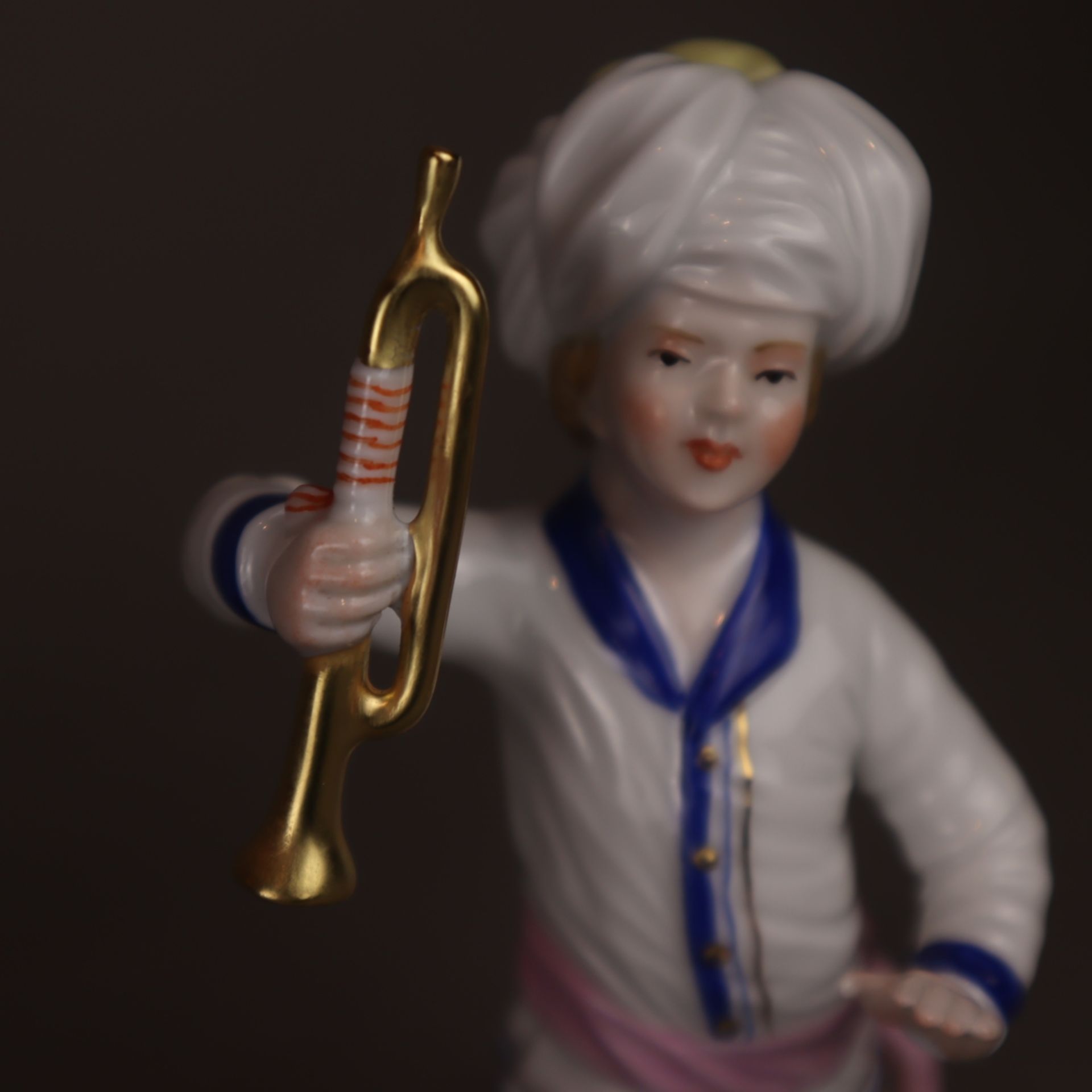 Musiker aus der Türkenkapelle- Höchst, Trompeter, Porzellan, glasiert, polychrom bemalt und goldsta - Bild 3 aus 7