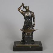 Schmied bei der Arbeit - Weißmetall, bronziert, Darstellung eines Schmieds mit Schürze, am Amboss e