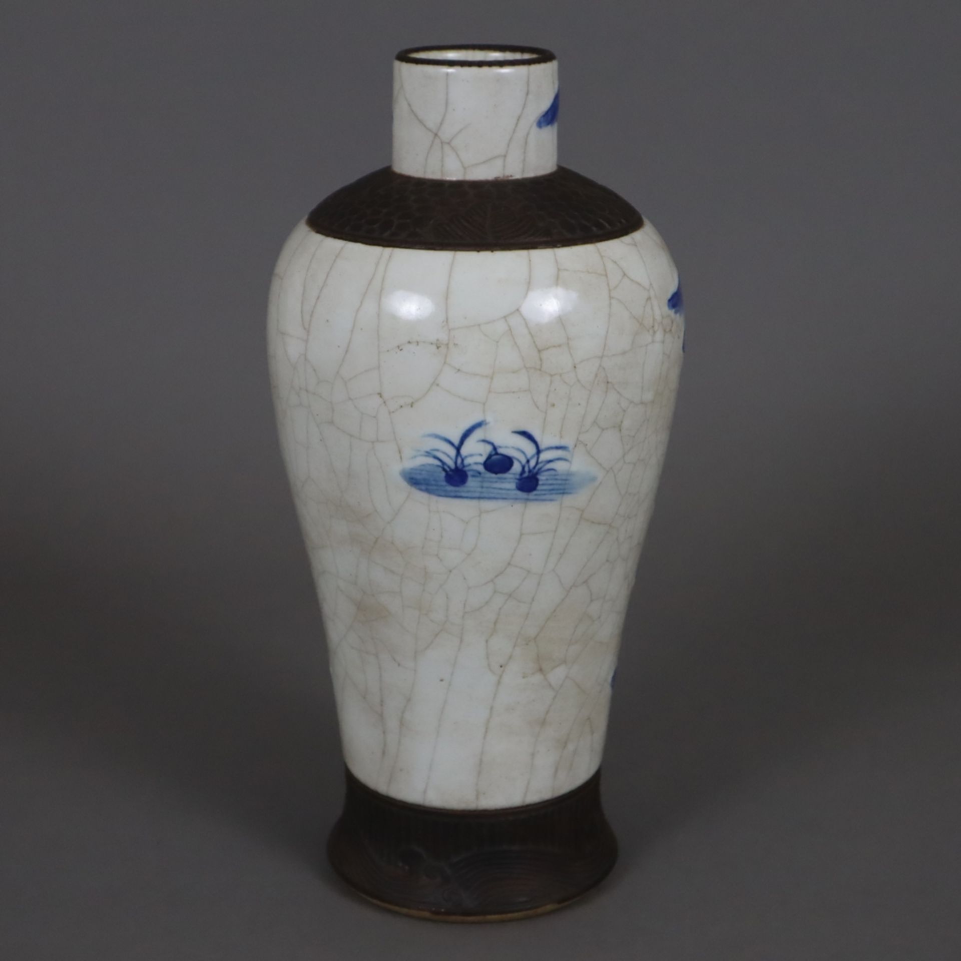 Balustervase - China, späte Qing-Dynastie, fein bemalt mit Landschaftsdekor in Unterglasurblau, bra - Image 11 of 12