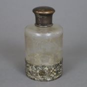 Glasflakon mit Silbermontur - um 1900, zylindrischer Glaskorpus, umlaufend geschliffen mit rocailli