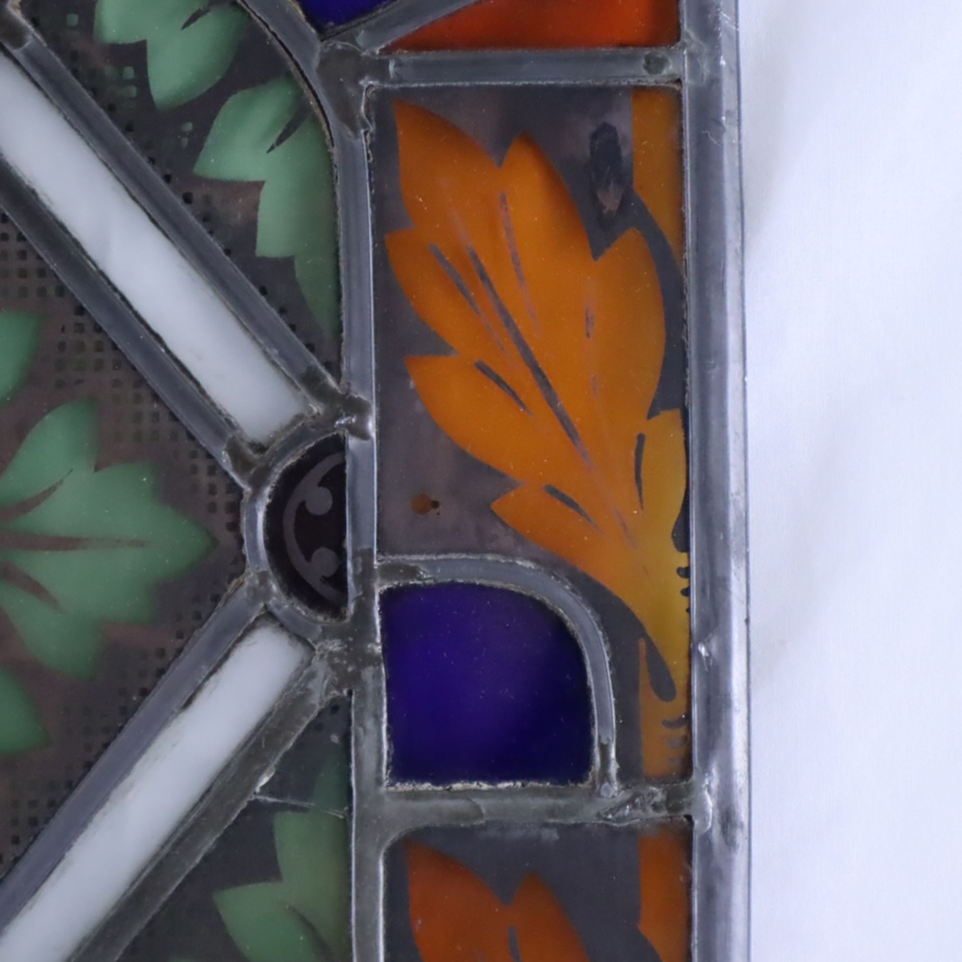 Paar Bleiglas-Fenster - 19.Jh./um 1900, zwei hochrechteckige Paneele mit farbigem Ornamentdekor, Al - Image 6 of 10