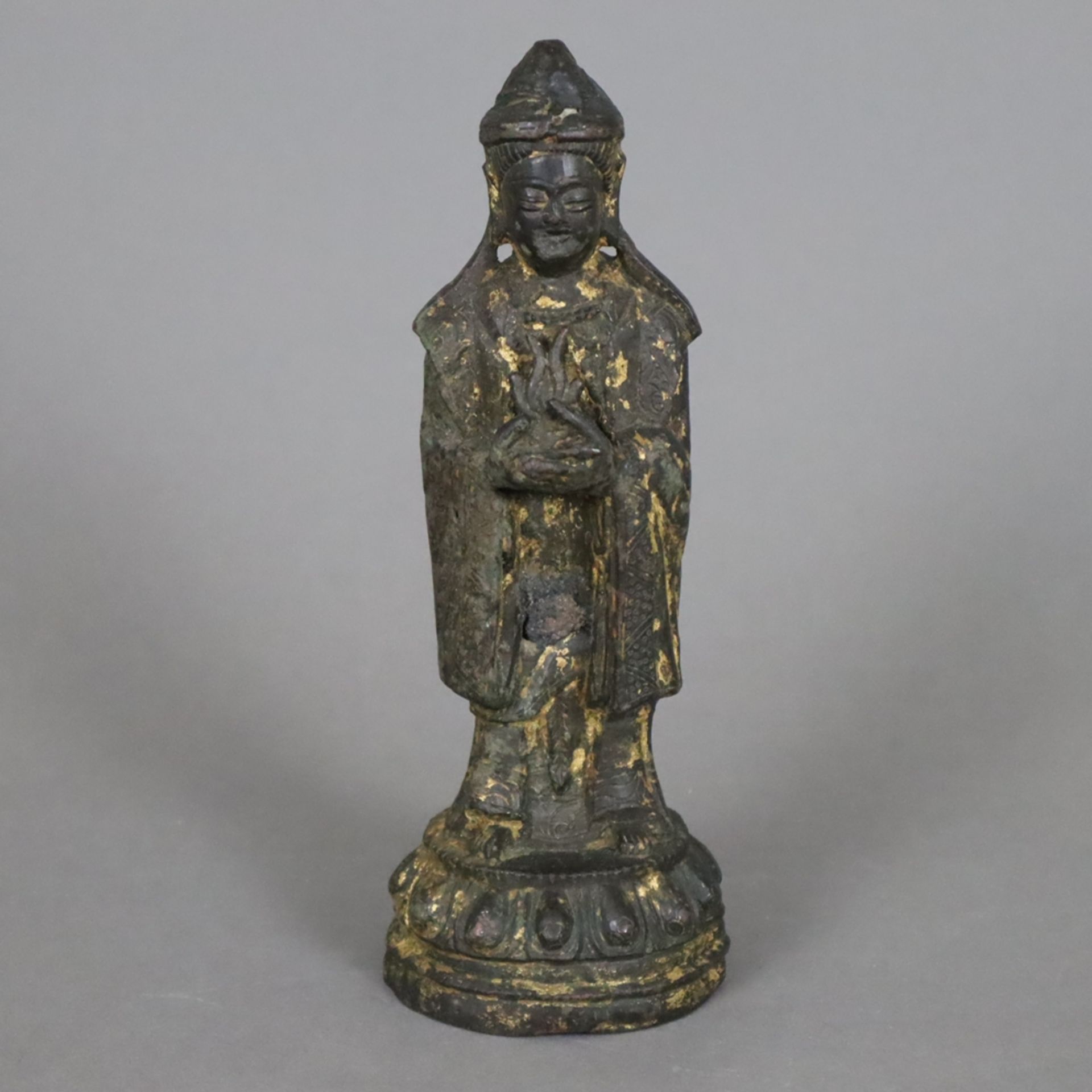 Bronzefigurine des Kannon - Japan, Edo-Zeit, Bronze, brüniert mit Resten einer Vergoldung, auf Loto