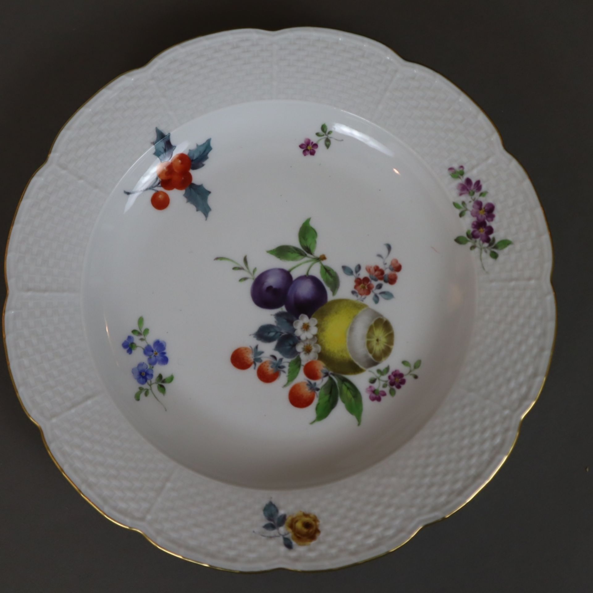 Vier Dessertteller mit Frucht- und Blumenmalerei - Meissen, Fahne mit Altozier-Relief, Porzellan, l - Image 2 of 7