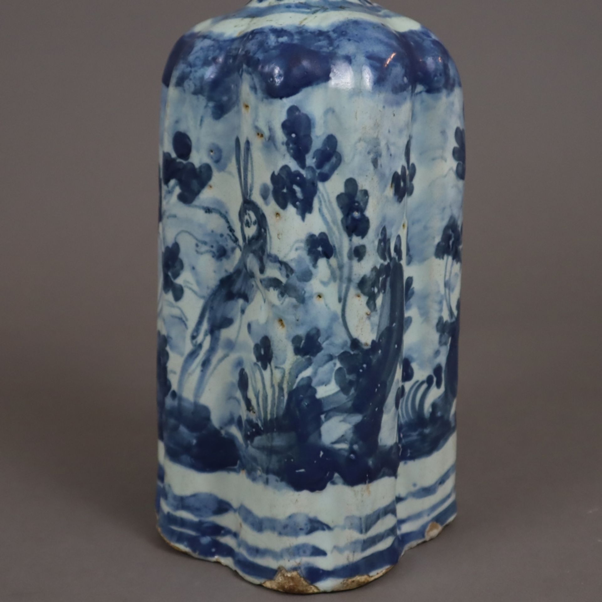 Flasche - Fayence, wohl 18. Jh., kleisterblaue Glasur, Blaudekor mit Tiermotiven, mehrpassige Wandu - Image 10 of 12