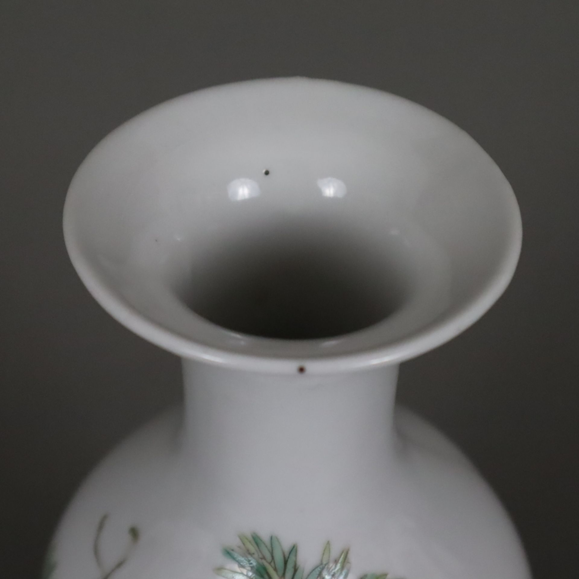 Famille rose-Vase - China, Republik-Zeit, gefußte Balusterform, floraler Dekor von Päonien und Kürb - Image 2 of 10