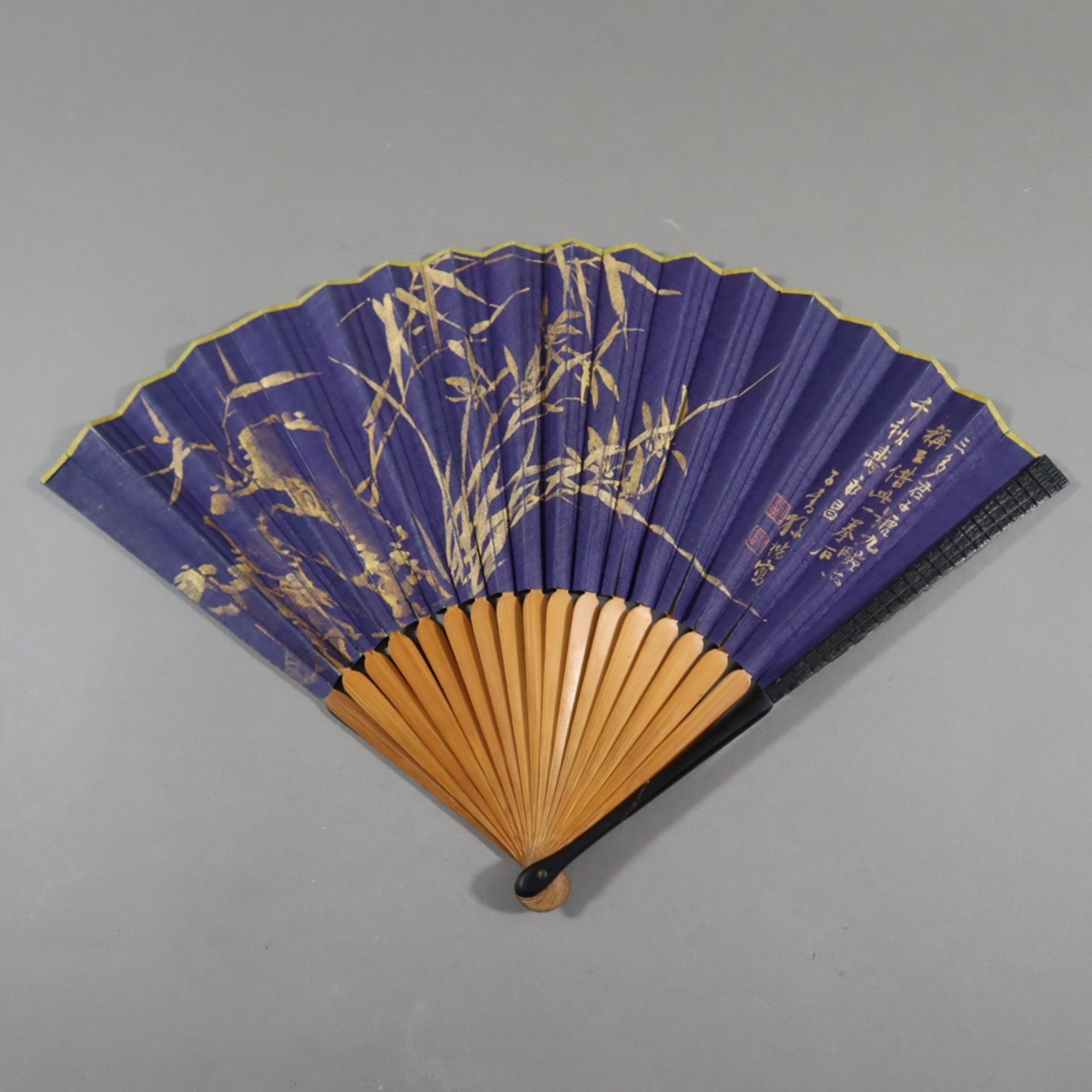 Chinesischer Fächer mit Malerei und Kalligraphie - China, Bemalung mit Päonienblüte in Aquarellfarb - Image 5 of 6