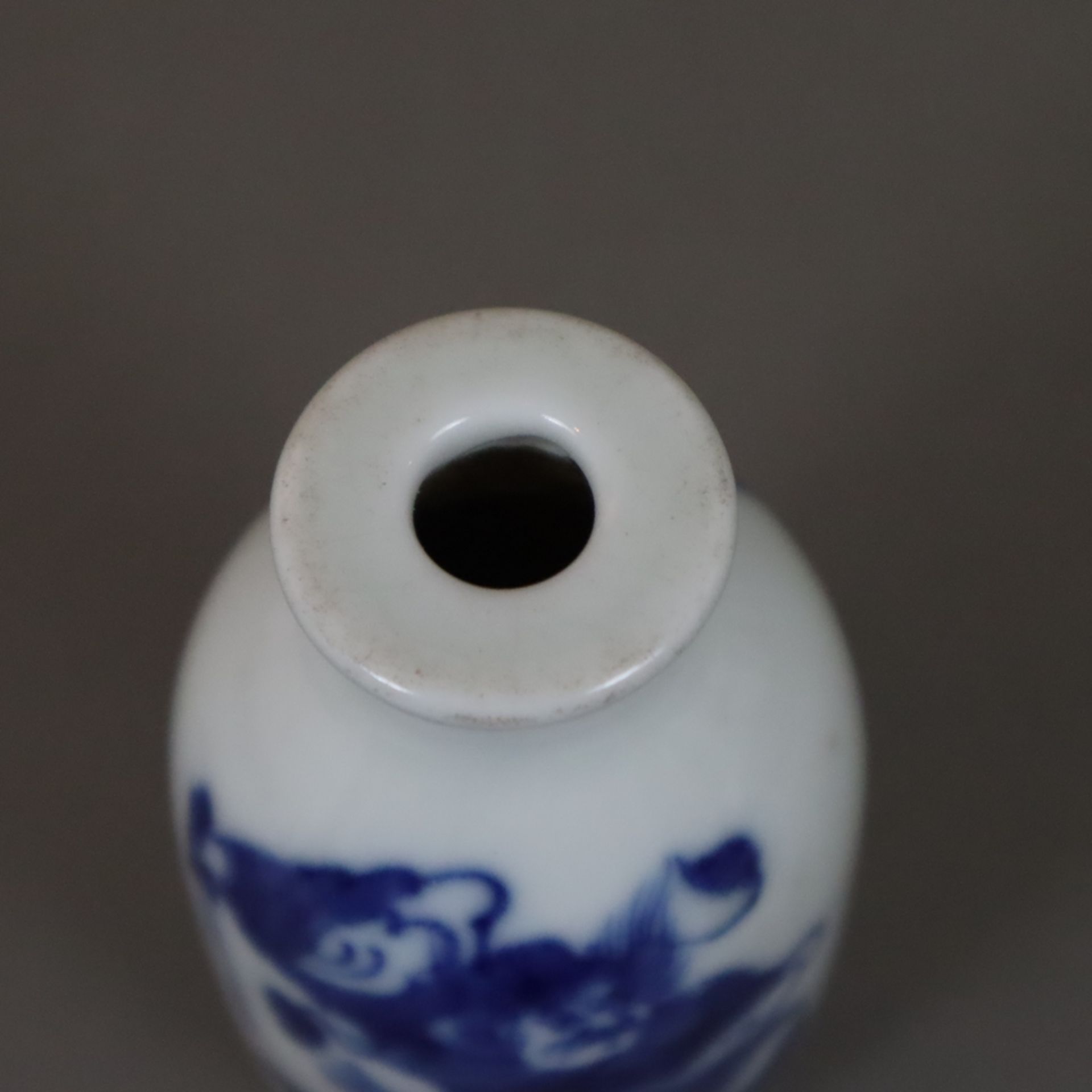 Snuffbottle - Porzellan in Unterglasurblau bemalt mit Dämonen-Bezwinger Zhong Kui, im Boden "Qianlo - Image 5 of 6