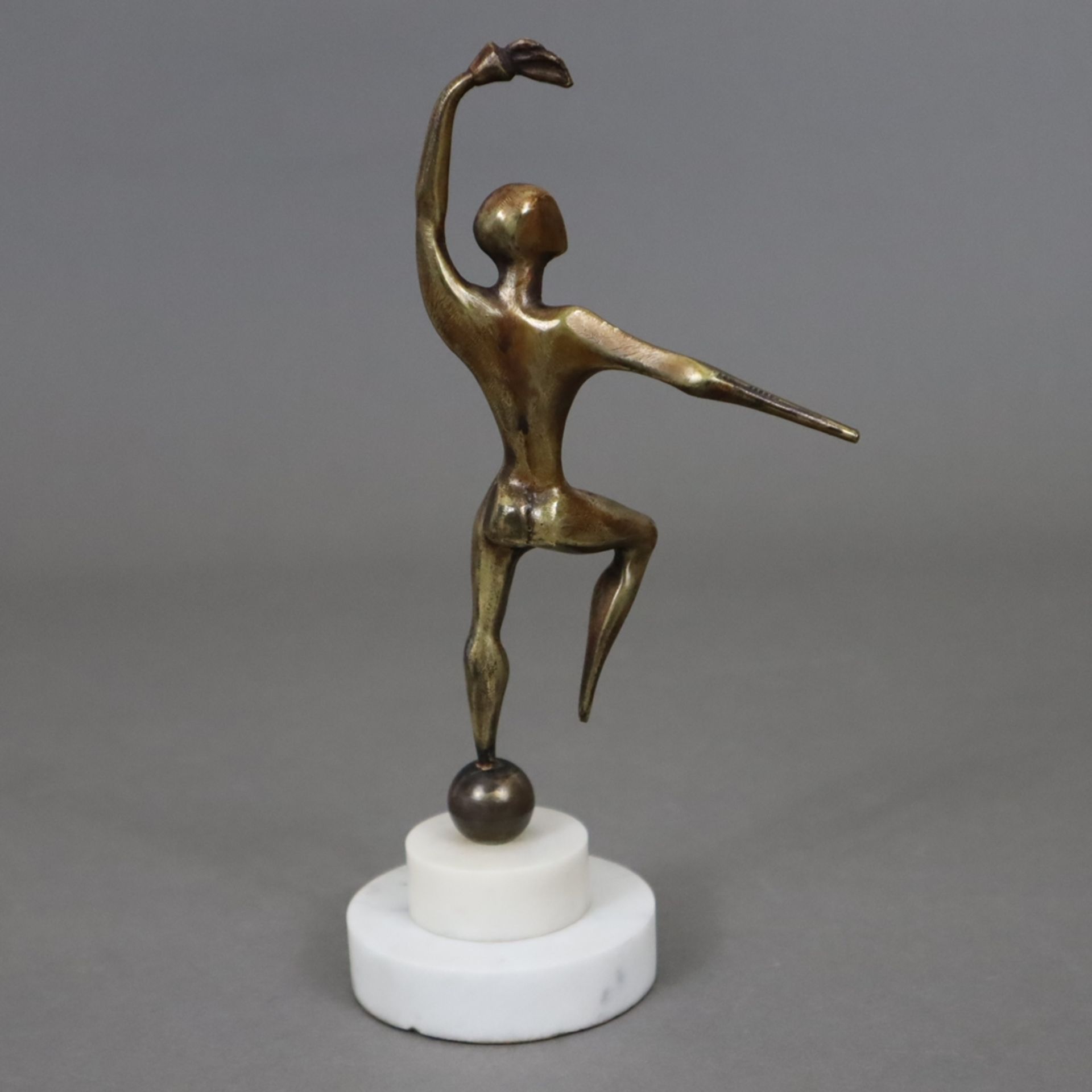 Abstrahierte Figur mit Fackel auf einer Kugel balancierend -20.Jh.- Bronze, patiniert, auf gestufte - Image 6 of 6