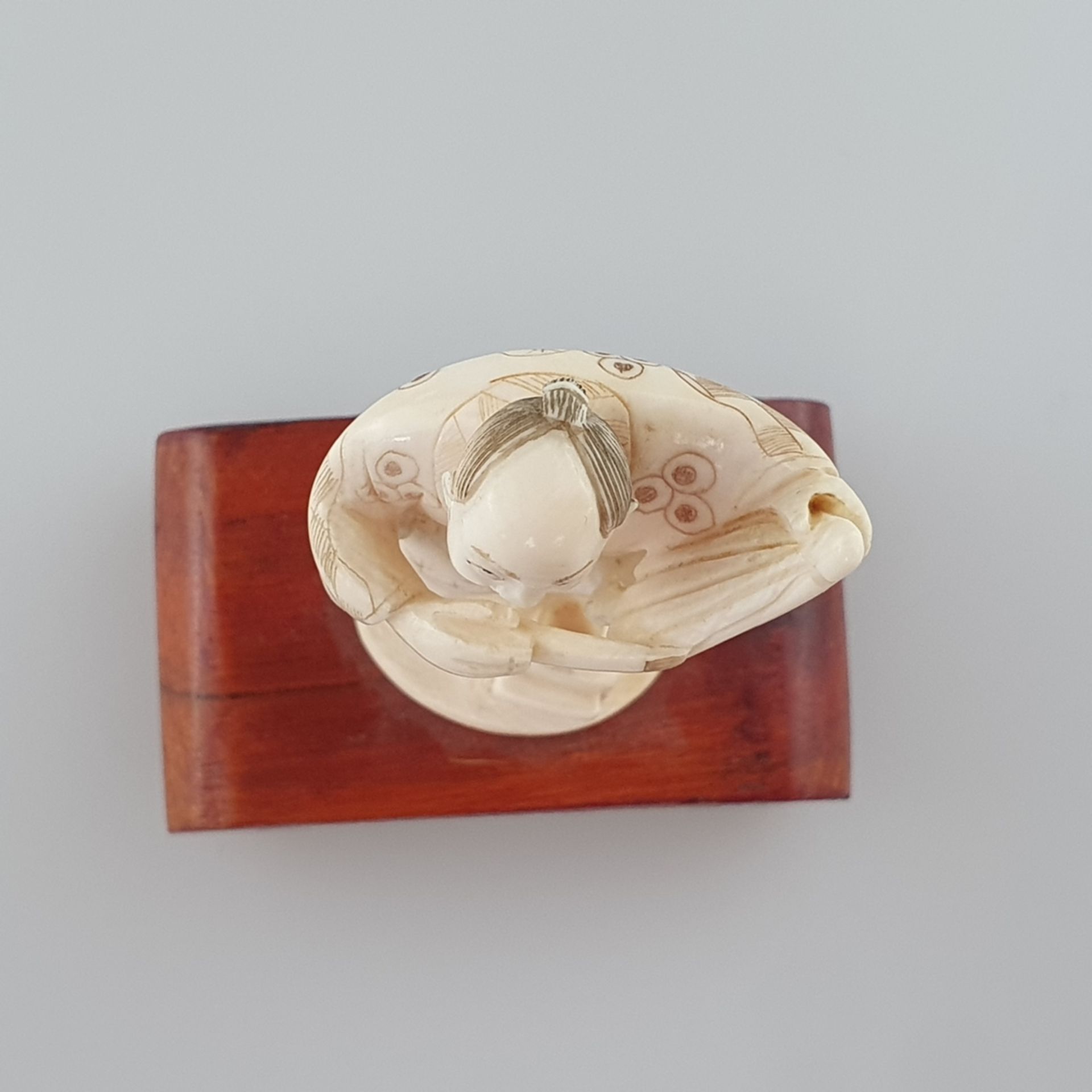 Katabori-Netsuke - Japan, späte Meiji-Zeit, feine Elfenbein-Schnitzarbeit mit gravierten und akzent - Image 7 of 8