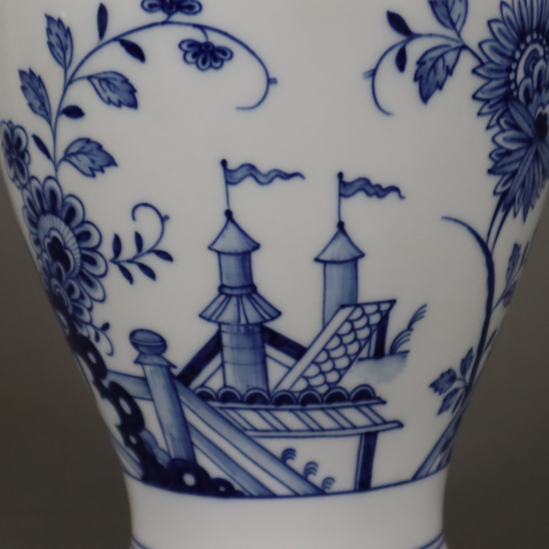 Deckelvase - Meissen, Porzellan, unterglasurblauer Dekor mit Blumen und Pflanzen im asiatischen Sti - Bild 4 aus 6