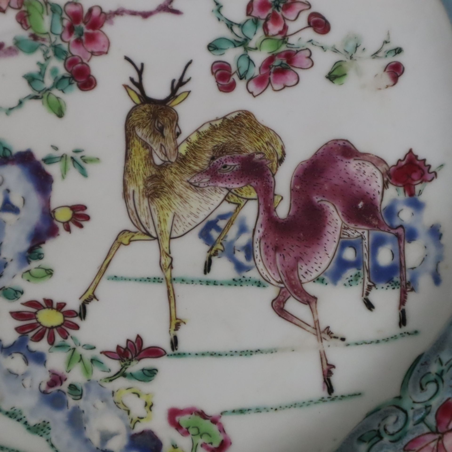 Ein Paar kleine Famille rose-Teller - dekoriert in den Farben der Famille rose mit einem Hirschpaar - Image 3 of 10
