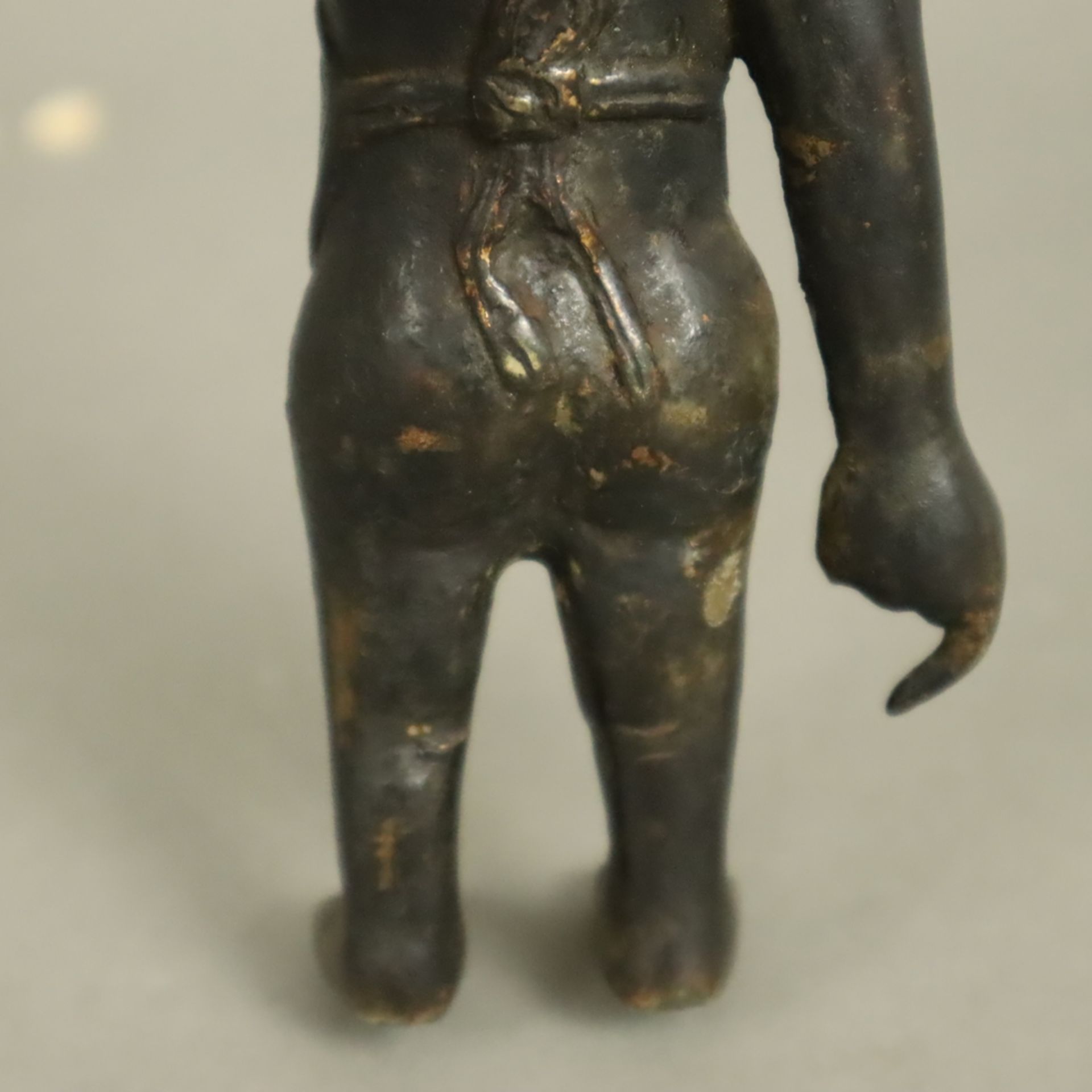 Buddha Shakyamuni als Kind / Baby Buddha - China, Qing-Dynastie, Kangxi-Periode nach 1700, Bronzefi - Image 11 of 11
