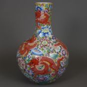 Drachenvase - China 20.Jh., Tian qiu ping-Typus, Porzellan mit floraler Bemalung in Emailfarben auf