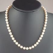 Perlenkette mit Goldverschluss - runde weiße Zuchtperlen von ca. 6 mm- Länge in Einzelknotung, schö
