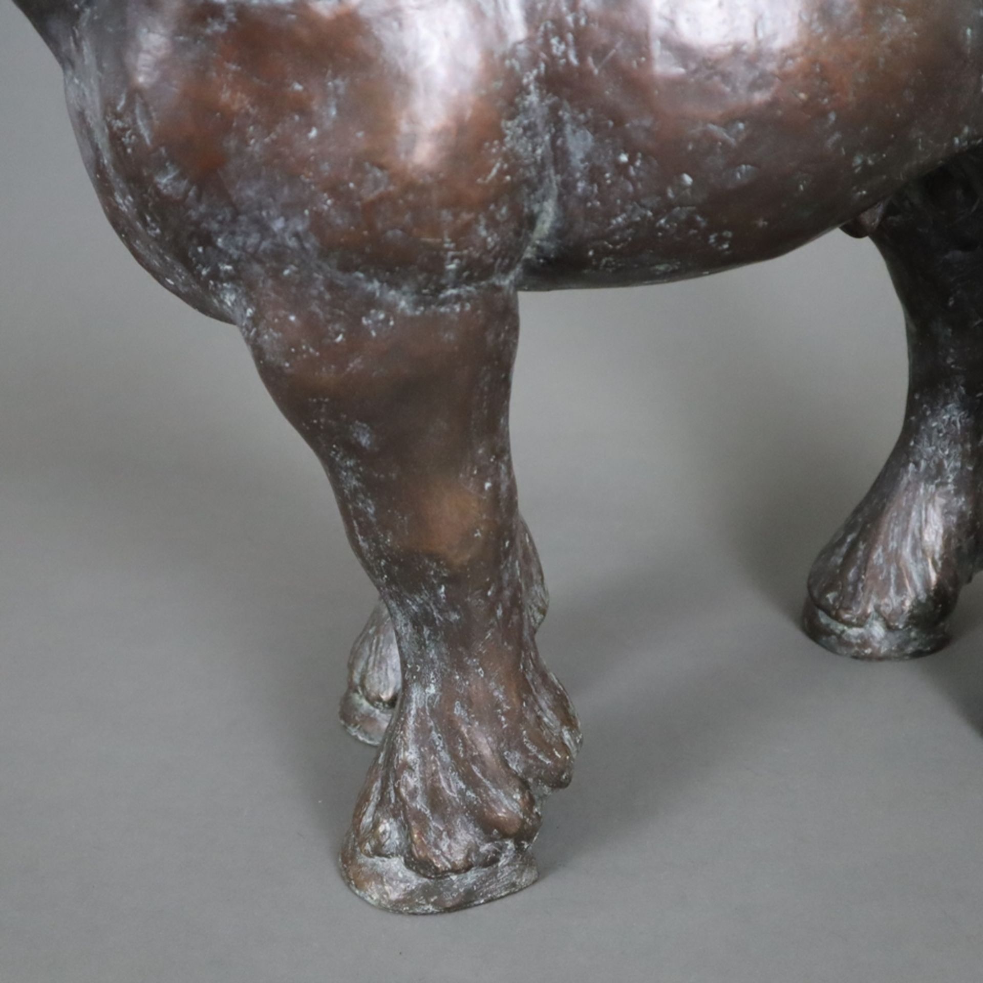 Gerz, Fred (*1944) - "Max", 2002, Bronze, braun patiniert, naturalistische Darstellung eines stehen - Image 4 of 8