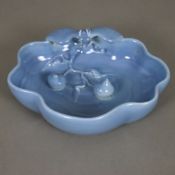 Pinsel-Waschschale in Blütenform - China 20. Jh., Porzellan mit blauer Glasur, am Rand und innen de