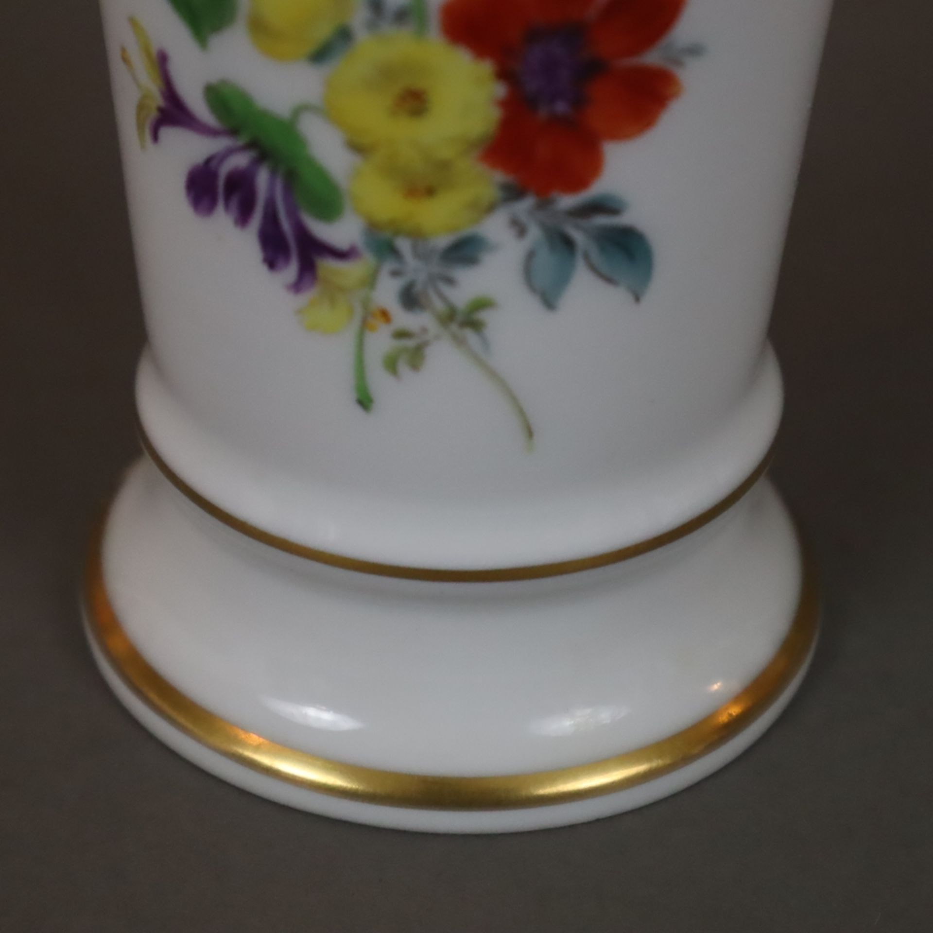 Miniaturvase - Meissen, 20.Jh., polychromer Blumendekor, Porzellan, polychrome Bemalung mit Blumena - Image 5 of 6