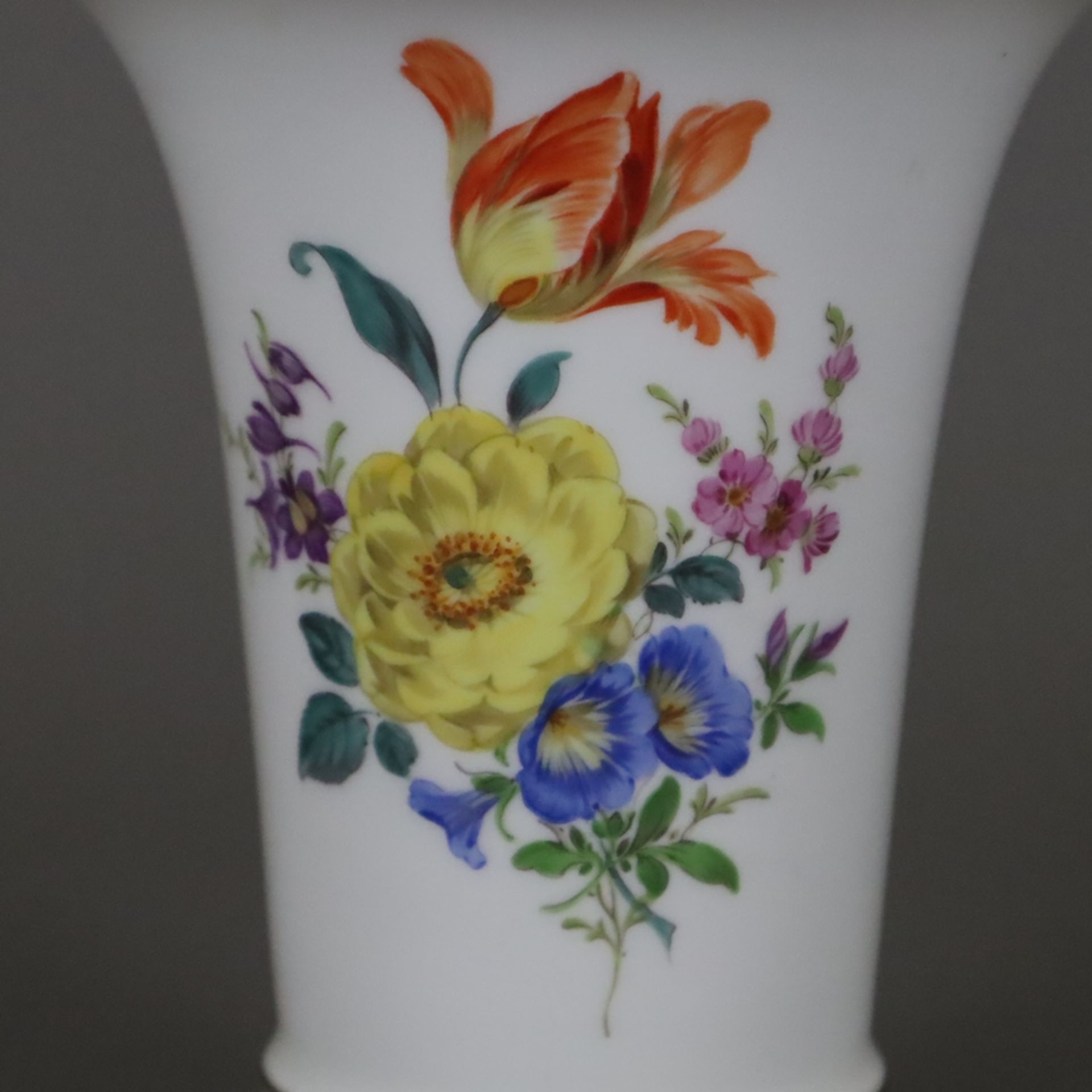 Trichtervase - Meissen, 20. Jh., Porzellan, Blumendekor, Goldakzente, Form "Neuer Ausschnitt", poly - Image 3 of 6