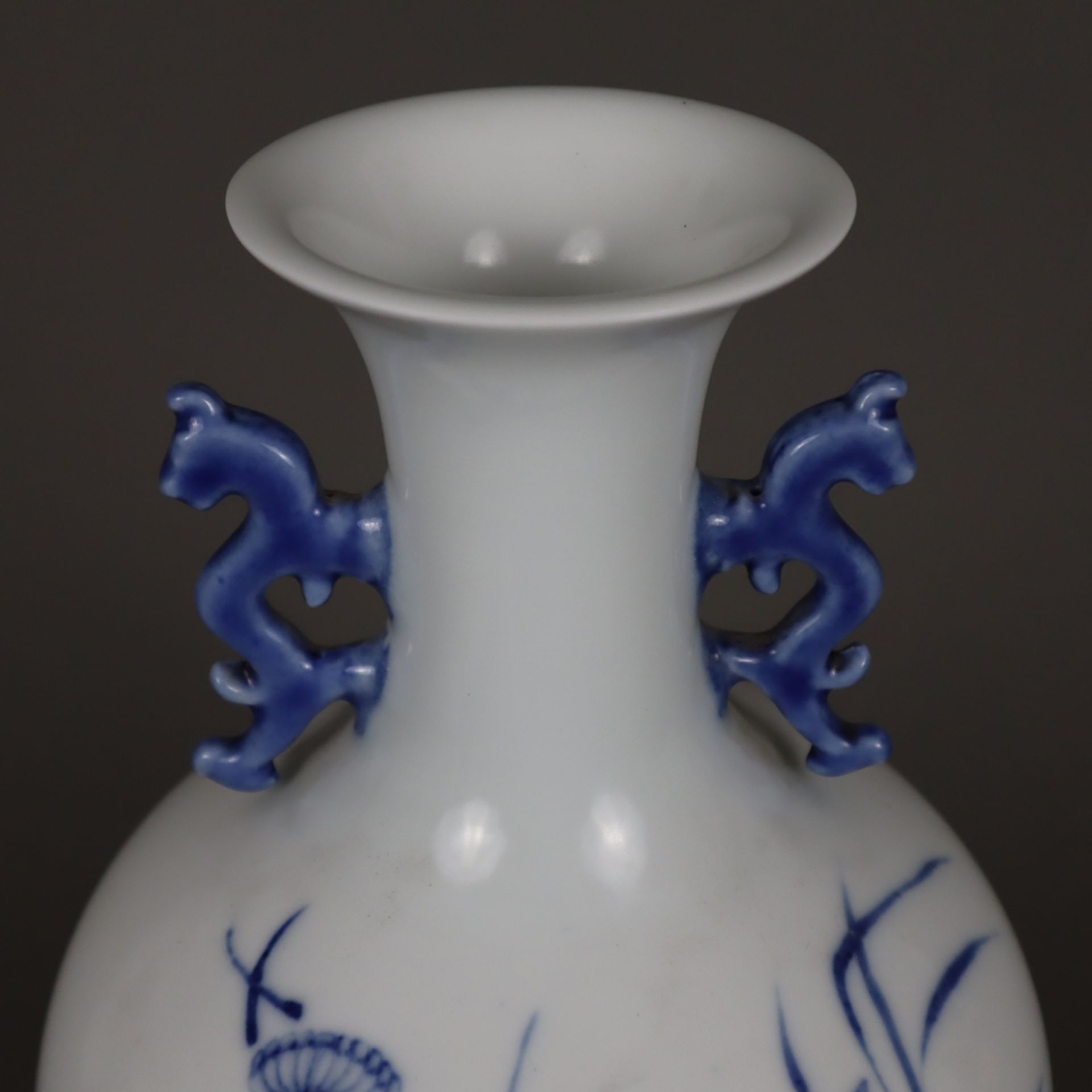 Blau-weiße Vase - China, Porzellan, ovoide Form auf schmalem Standring, in Unterglasurblau bemalt m - Image 2 of 10