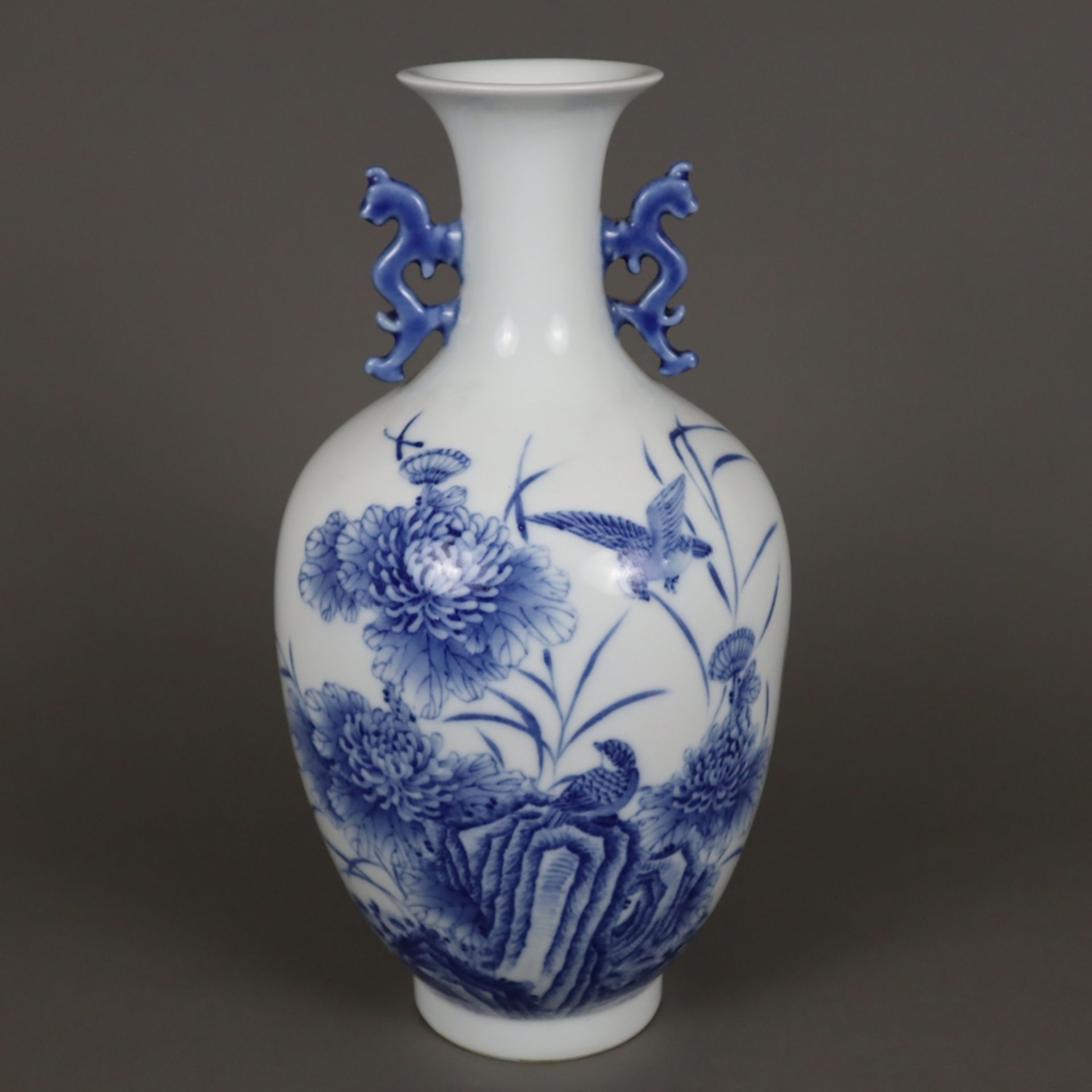 Blau-weiße Vase - China, Porzellan, ovoide Form auf schmalem Standring, in Unterglasurblau bemalt m