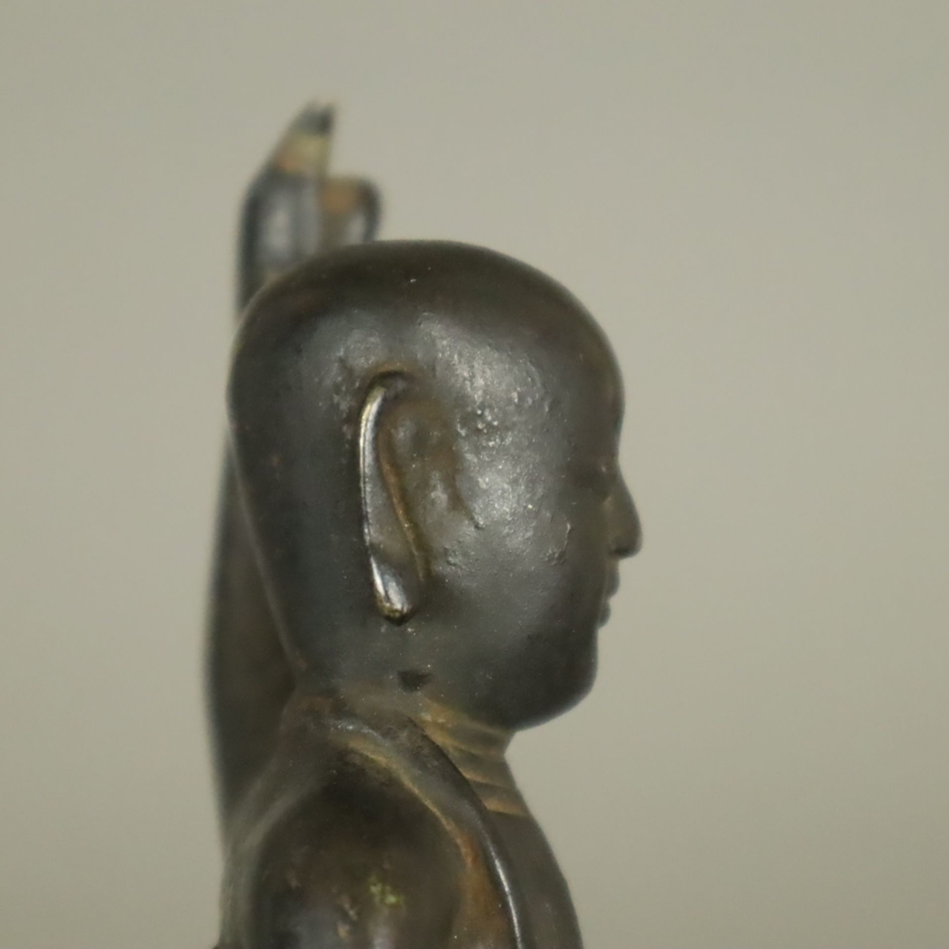 Buddha Shakyamuni als Kind / Baby Buddha - China, Qing-Dynastie, Kangxi-Periode nach 1700, Bronzefi - Image 8 of 11