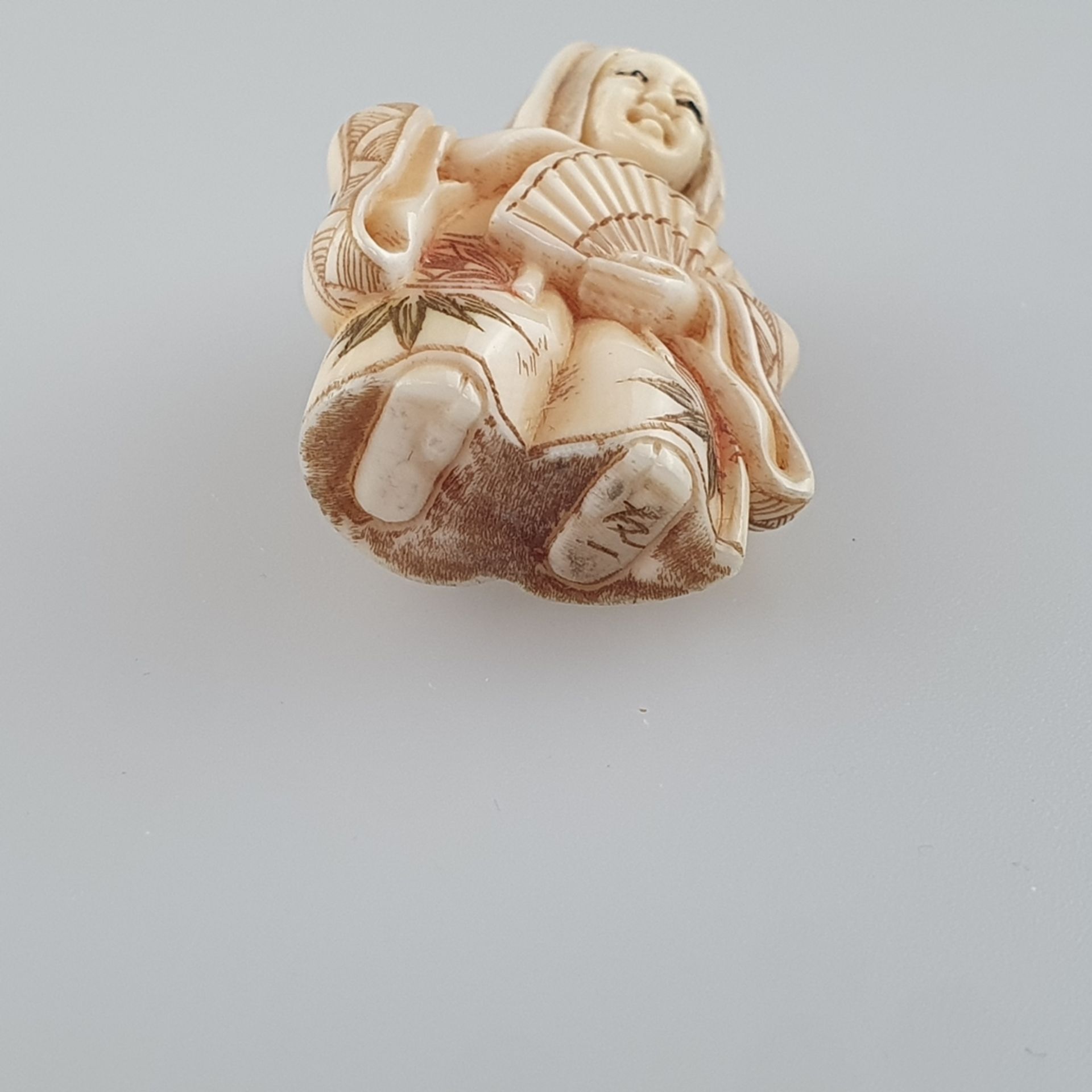 Katabori-Netsuke mit Wendekopf - feine Elfenbein-Schnitzarbeit mit gravierten und farbig akzentuier - Image 7 of 7