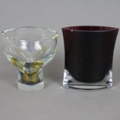 Zwei Vasen - dickwandiges Glas, 1x Fußvase mit gewelltem Rand, teils gelb und blau unterfangen, HxD