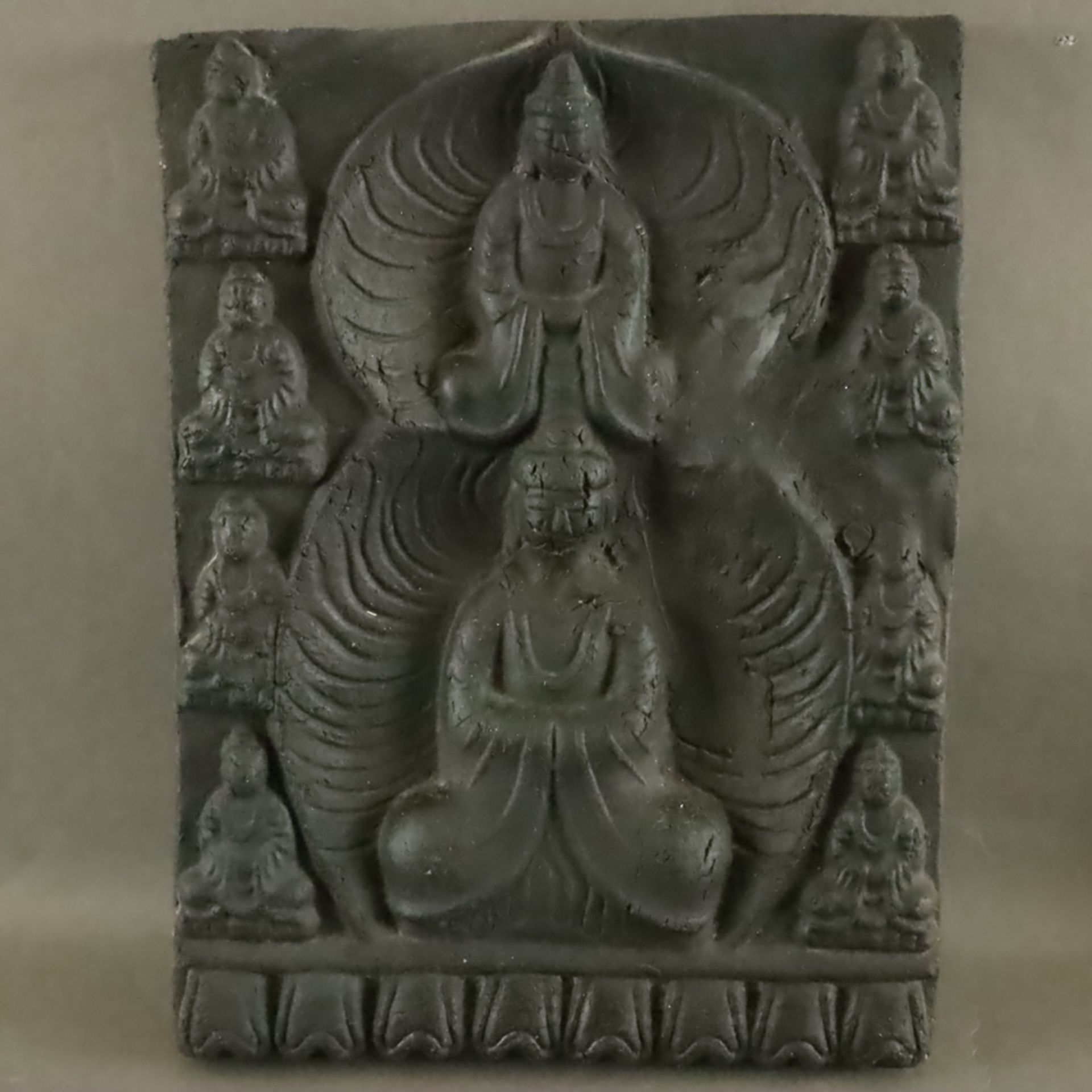Drei größere Kacheln - China, Tonware reliefiert mit buddhistischen Gottheiten sowie Reitermotiv, 2 - Image 2 of 7