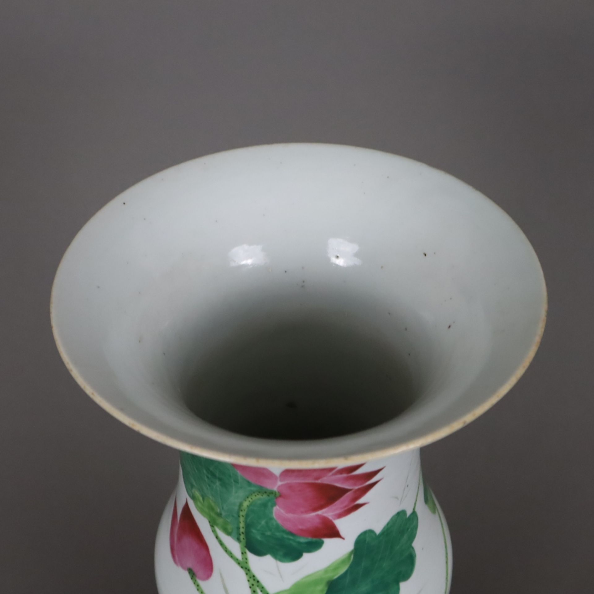 Yan Yan-Vase- China, Anfang 20.Jh., polychrome florale Bemalung mit blühenden Lotospflanzen in Aufg - Image 2 of 9