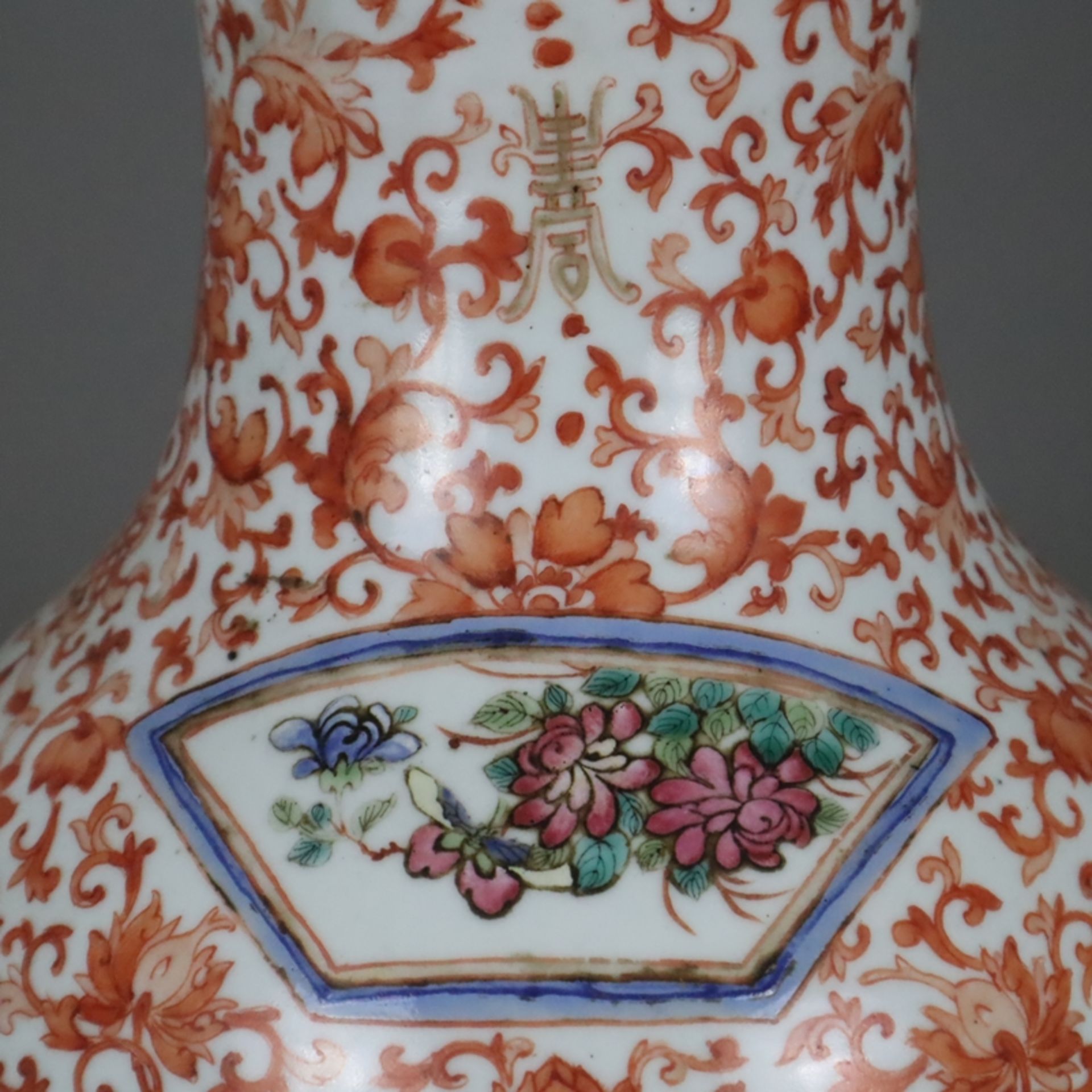 Große Balustervase - China, Qing-Dynastie, 19.Jh., balusterförmiger Körper mit zylindrischem Hals u - Image 4 of 11