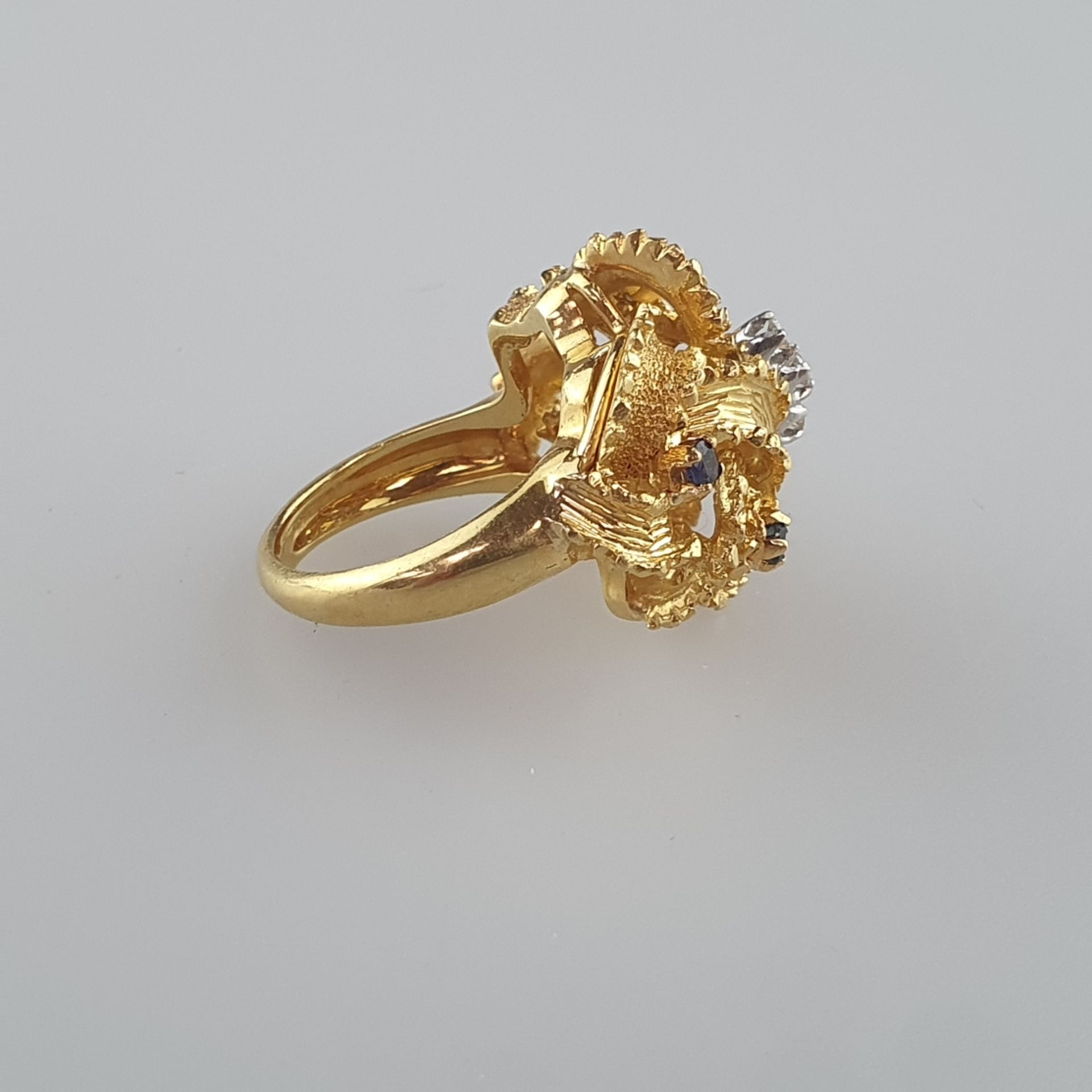 Imposanter Goldring mit Brillanten und Saphiren - Gelb-/Weißgold 750/000, im Ringkopf gestempelt, k - Bild 3 aus 5