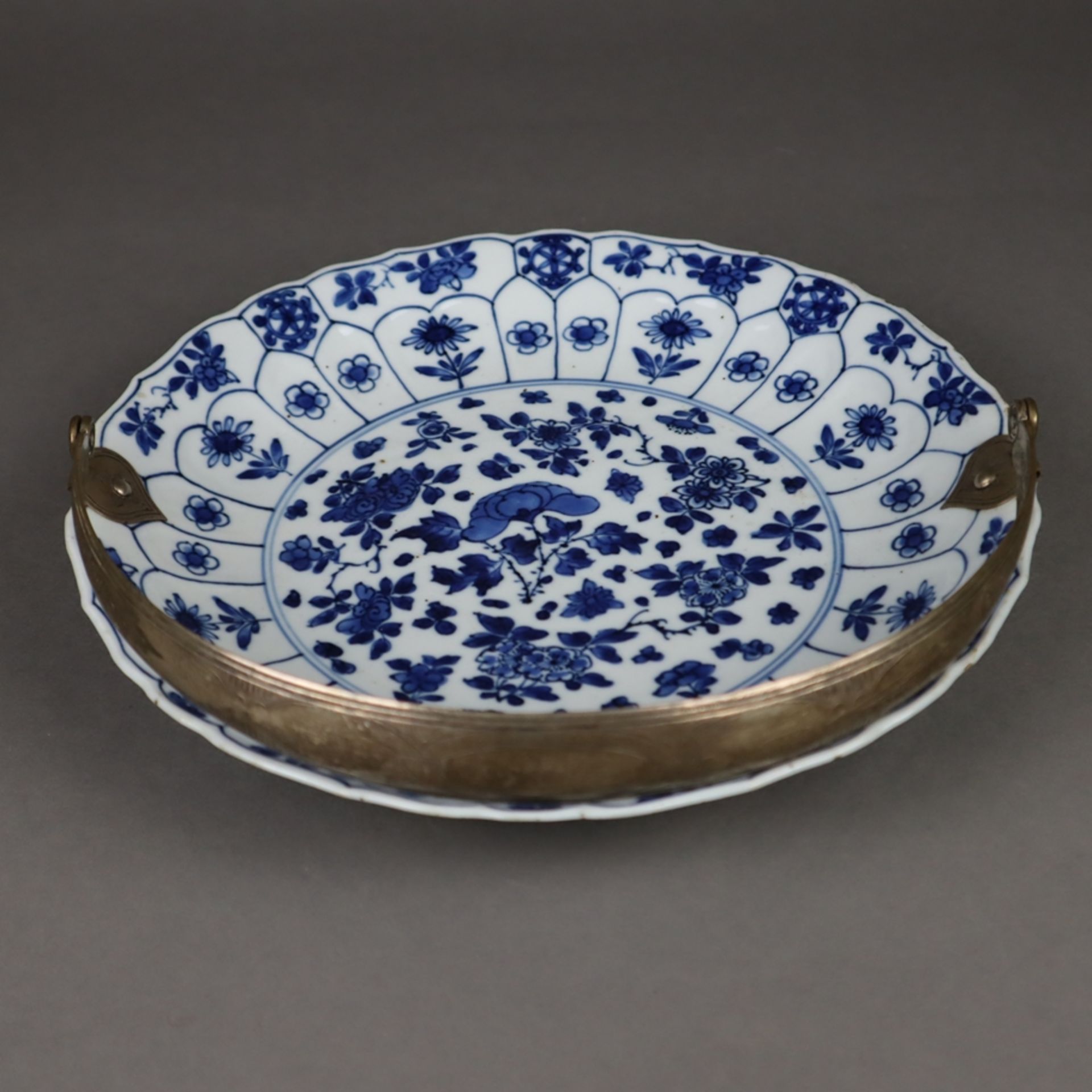 Blau-weißer Teller mit Silbermontur - China, späte Qing-Dynastie, Porzellan, dekoriert in Unterglas - Image 2 of 12