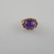 Amethystring - Gelbgold 333/000, gestempelt, ovaler Ringkopf mit hochgewölbtem Amethystcabochon von