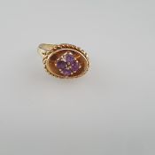 Goldring mit Amethystbesatz - Gelbgold 585/000, gestempelt, historisierender Ringkopf als Korbschal