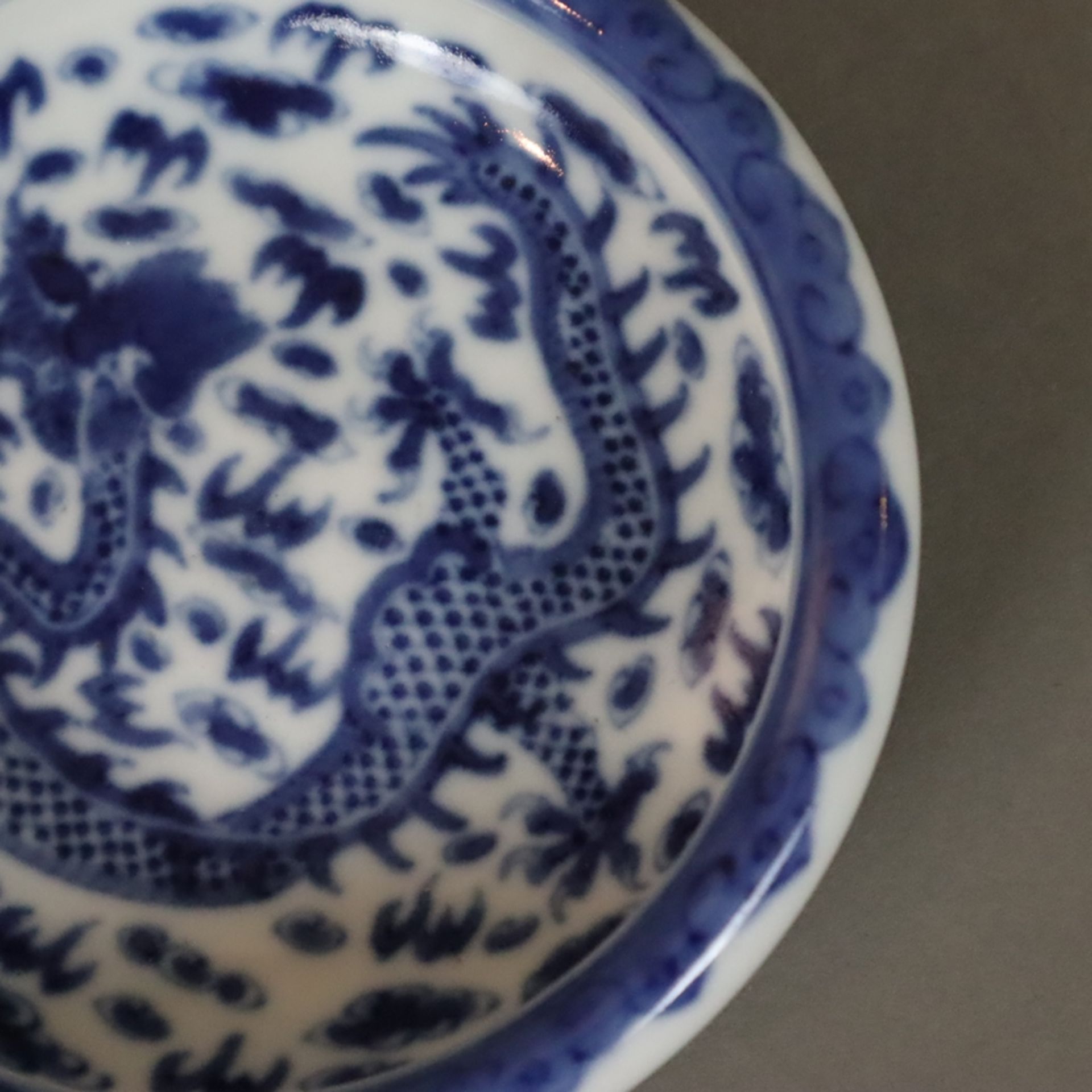 Pinsel-Waschschale mit Drachendekor - China 20. Jh., rundes Porzellanschälchen mit Drachenmotiv in - Image 4 of 6