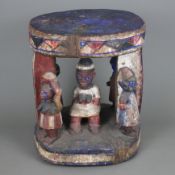 Häuptlingshocker - Yoruba, Nigeria, Holz, geschnitzt, polychrom gefasst, über rundem Stand eine sit