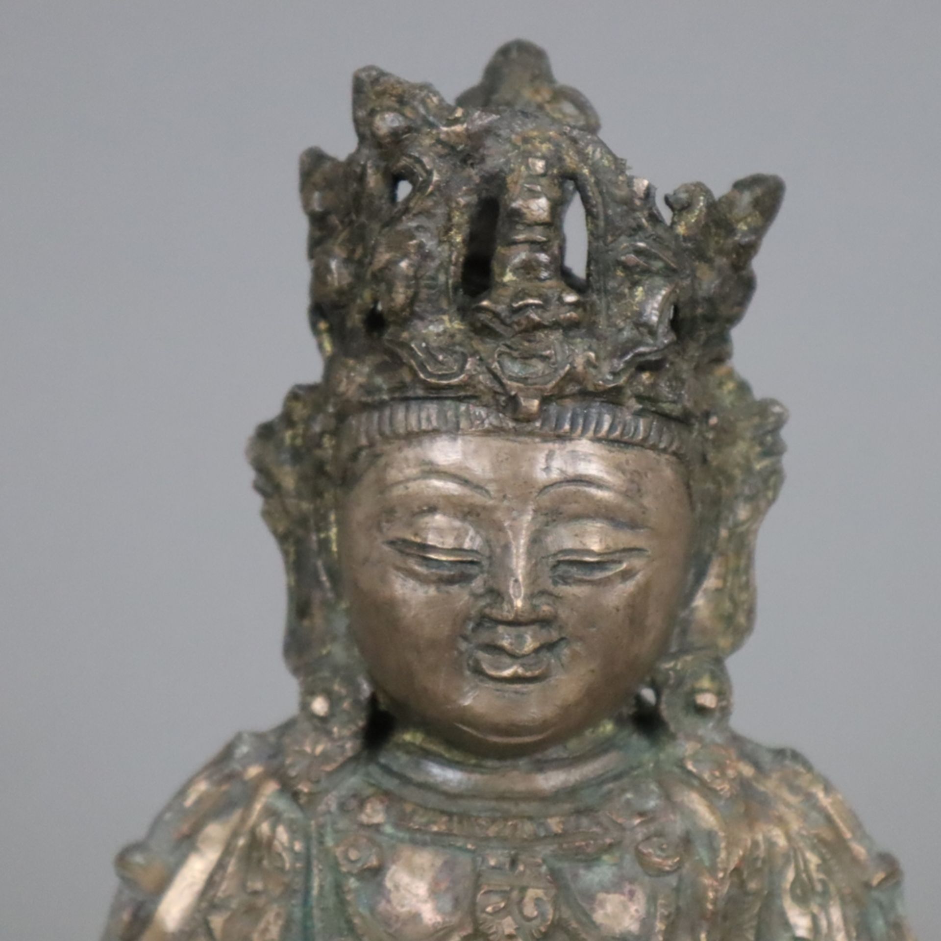 Buddha Amogasiddhi - China, Qing-Dynastie, zweiteilige Bronze aus Figur und Sockel, Reste von Vergo - Image 2 of 8