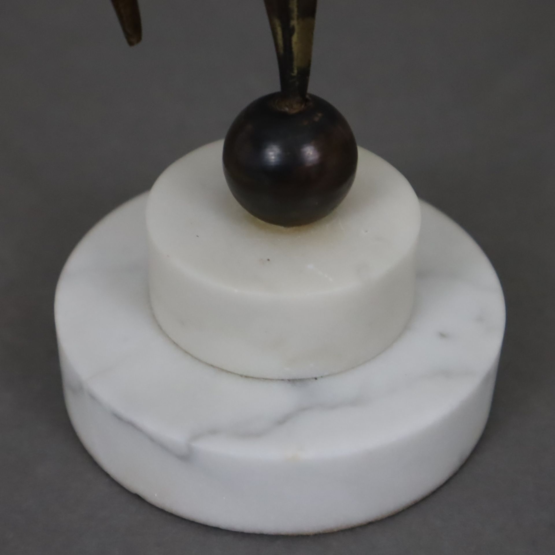 Abstrahierte Figur mit Fackel auf einer Kugel balancierend -20.Jh.- Bronze, patiniert, auf gestufte - Image 5 of 6