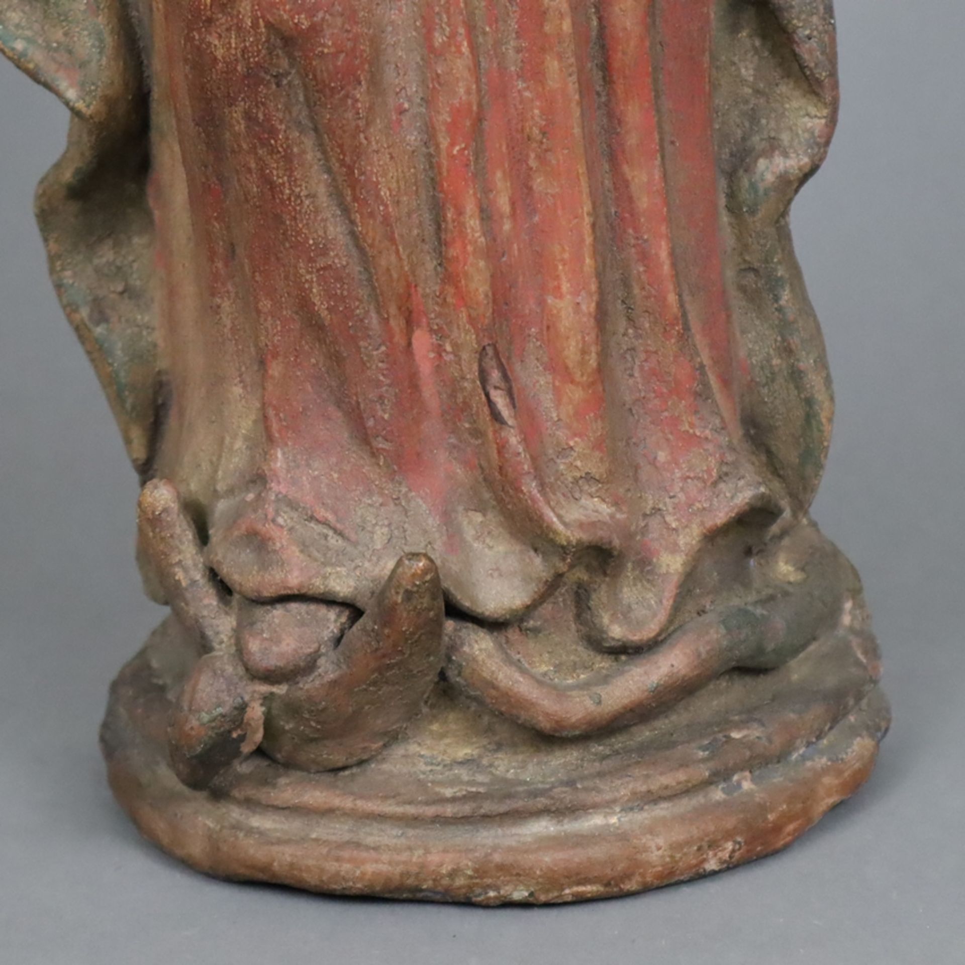 Wandfigur Madonna mit Kind - Keramik, rotfarbener Scherben, Reste der Gold- und Farbfassung, Darste - Image 6 of 8