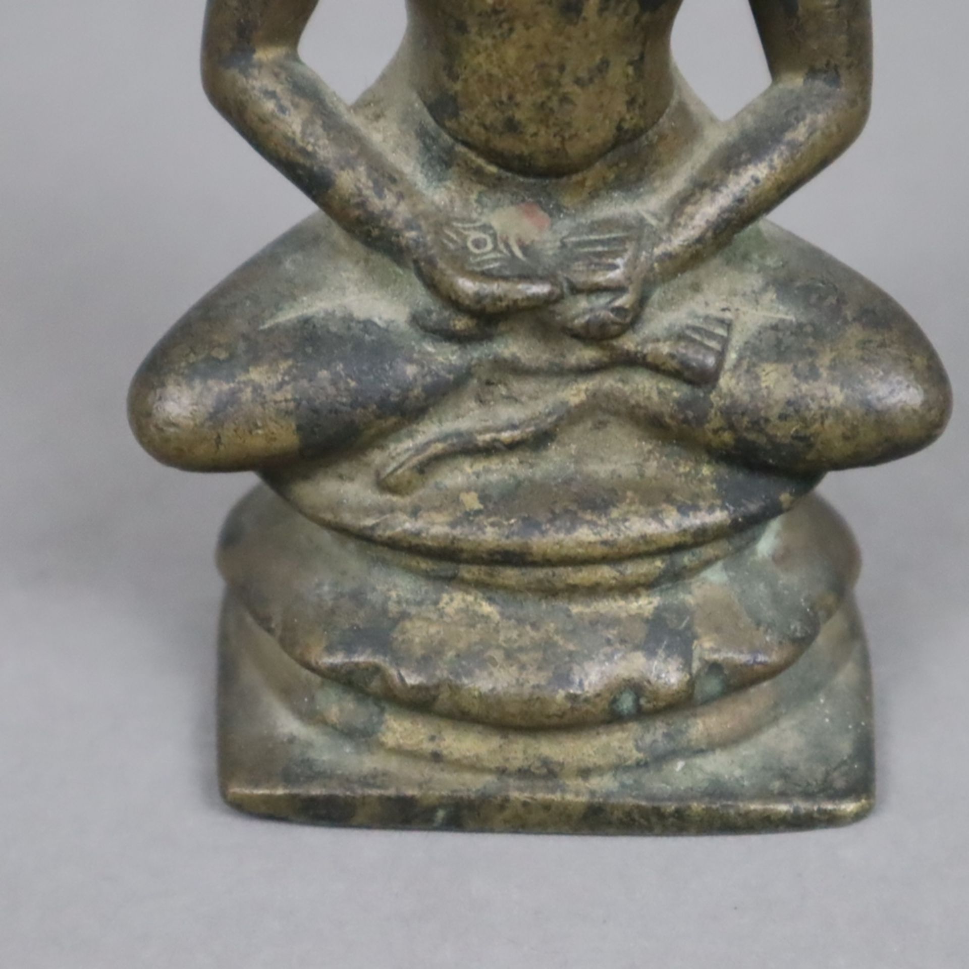 Erleuchteter asketischer Mönch/ Buddha in Meditation - Indien, 19. Jh., Bronzefigur, H. ca. 9,5 cm, - Bild 3 aus 6