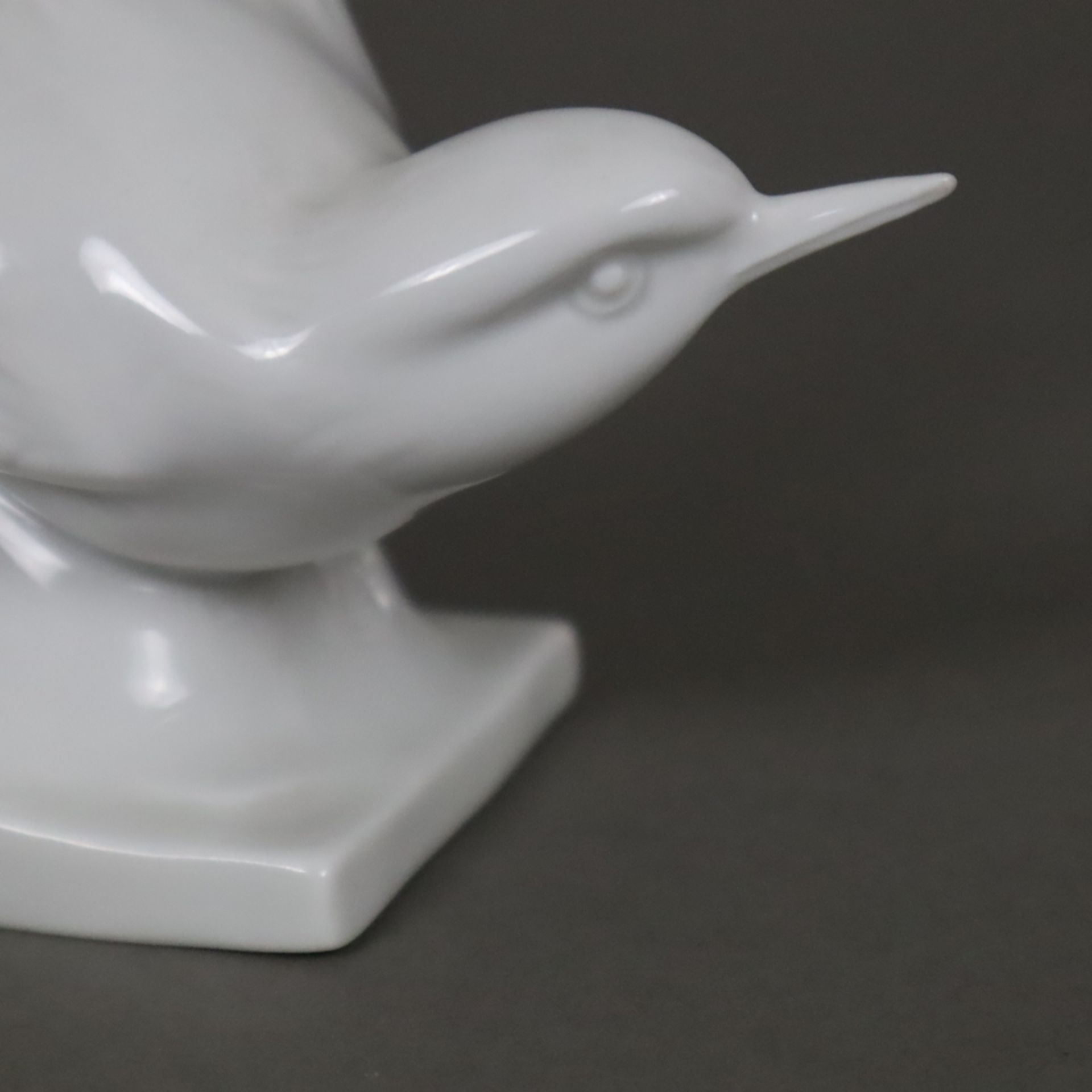 Vogelfigur "Kleiber" - Höchst, Weißporzellan, Kleiber auf einem Ast sitzend, Bodenunterseite mit bl - Image 3 of 6
