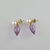 Ein Paar Goldohrstecker mit Perlen und Amethysten - weiße Perlen mit silbrigem Lüster von ca. 7mm-D