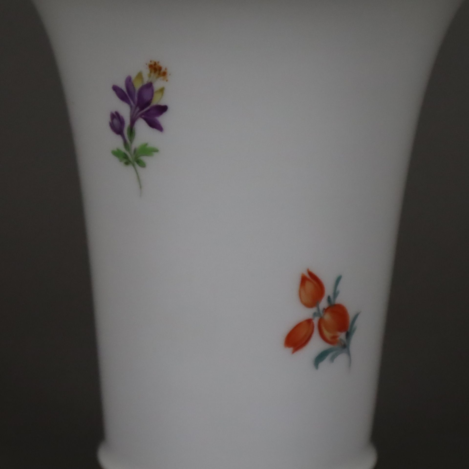 Trichtervase - Meissen, 20. Jh., Porzellan, Blumendekor, Goldakzente, Form "Neuer Ausschnitt", poly - Image 4 of 6