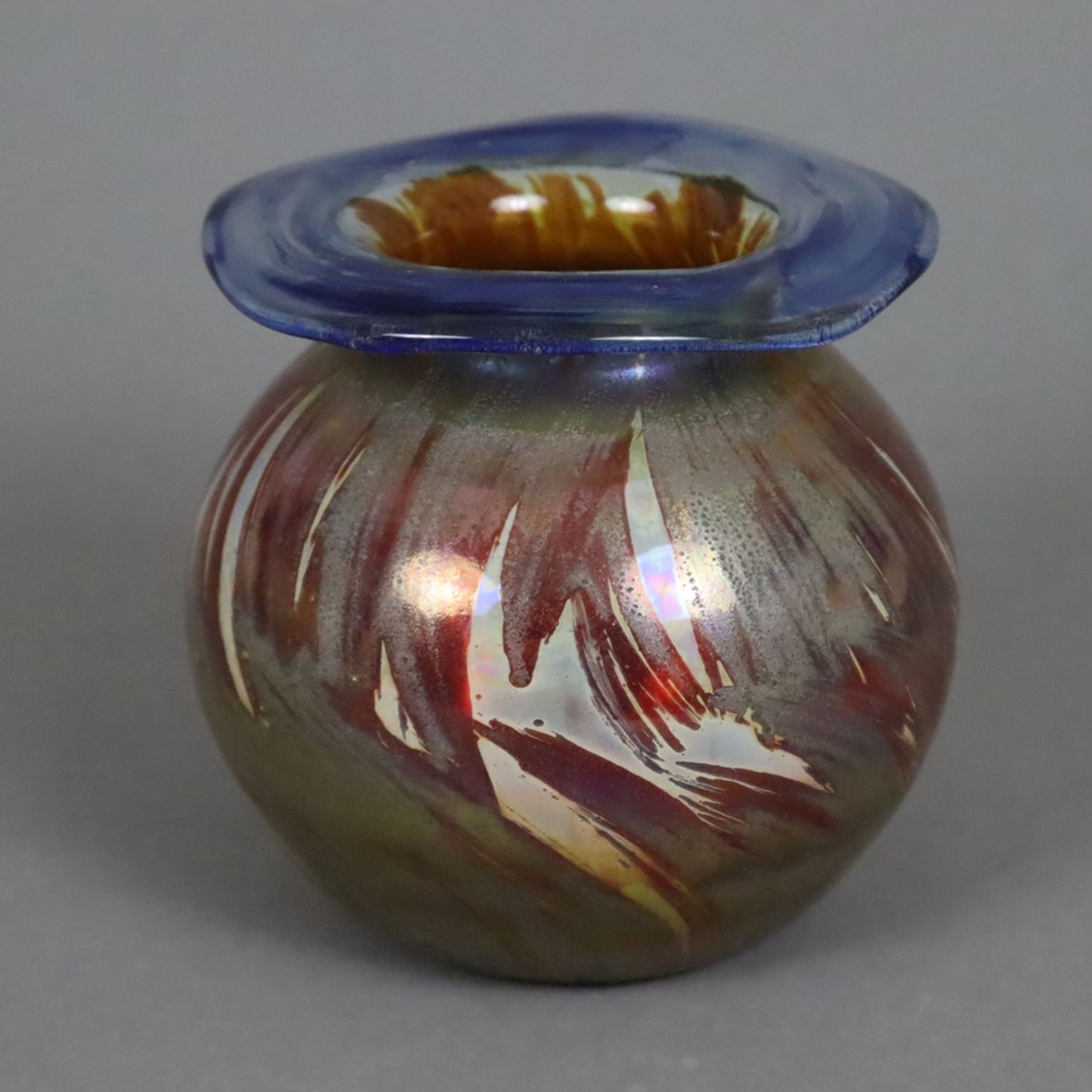 Kleine Jugendstil-Vase - irisierendes Glas, teils geätzte Oberfläche, kugelförmiger Korpus mit ausg