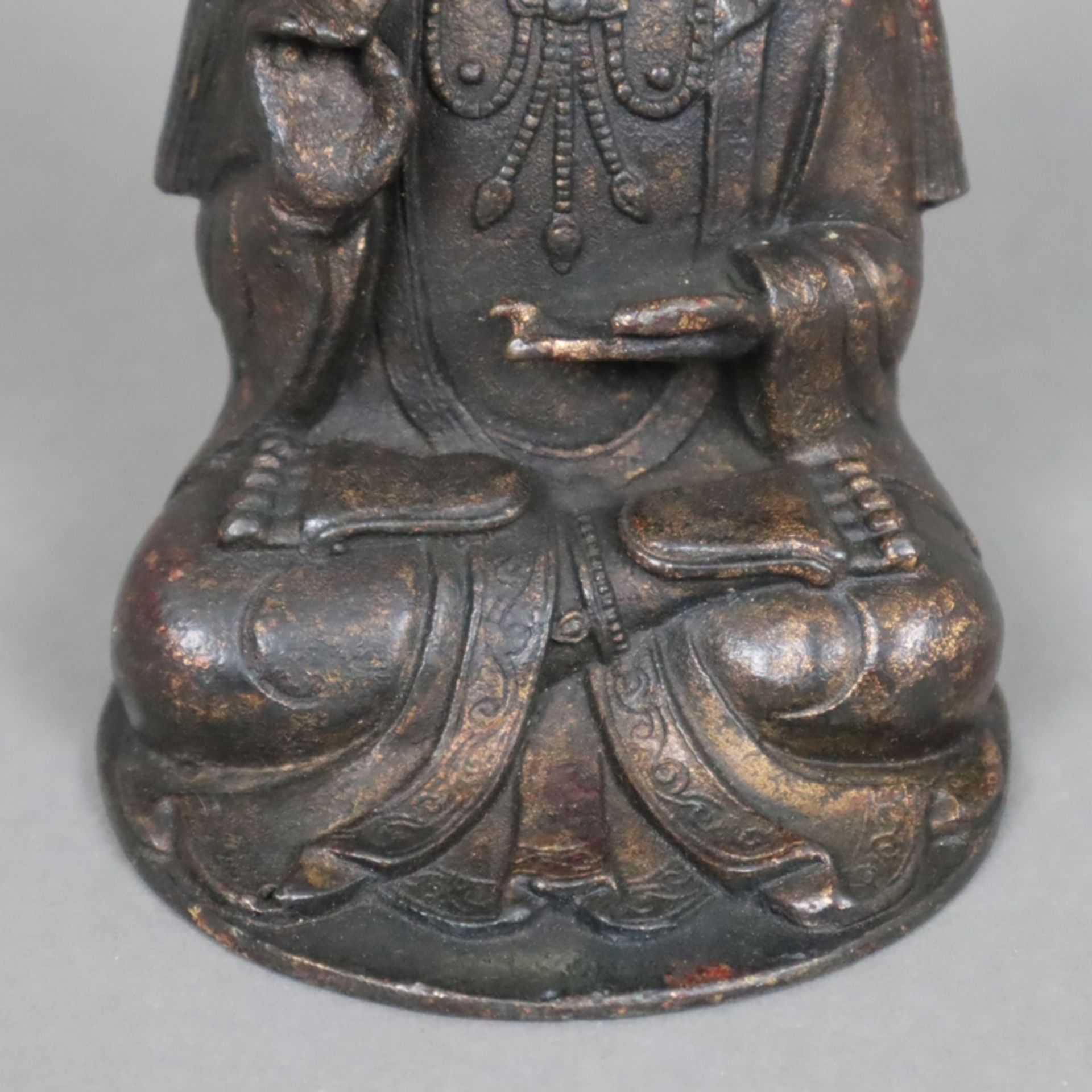 Guanyin-Figur im Ming-Stil - China, Kupferlegierung, Guanyin in padmasana sitzend, die Rechte vor d - Image 4 of 7