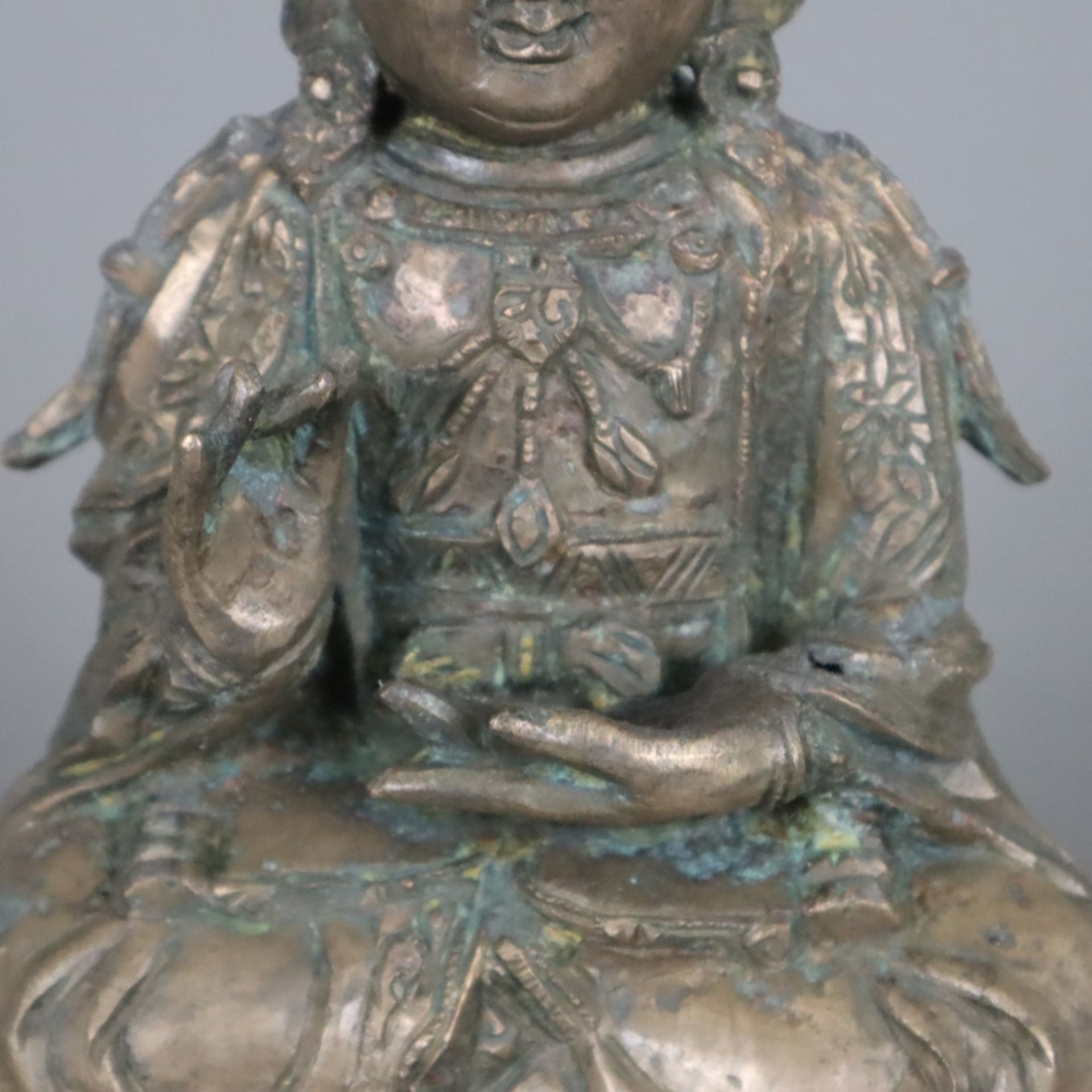 Buddha Amogasiddhi - China, Qing-Dynastie, zweiteilige Bronze aus Figur und Sockel, Reste von Vergo - Image 3 of 8